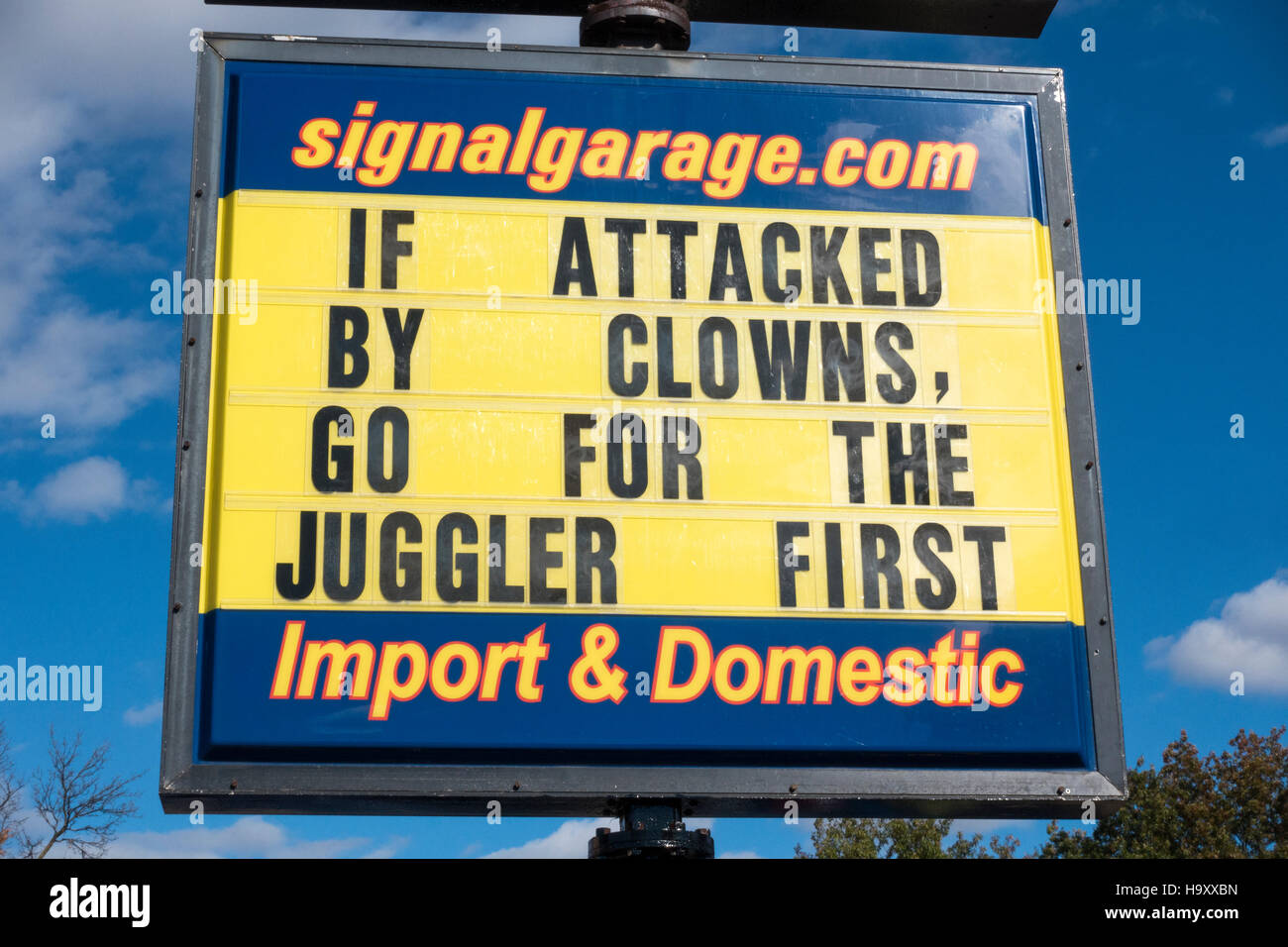 Wenn von Clowns angegriffen, gehen Sie nach dem Jongleur erste humorvolle Schild bei Autowerkstatt. St Paul Minnesota MN USA Stockfoto