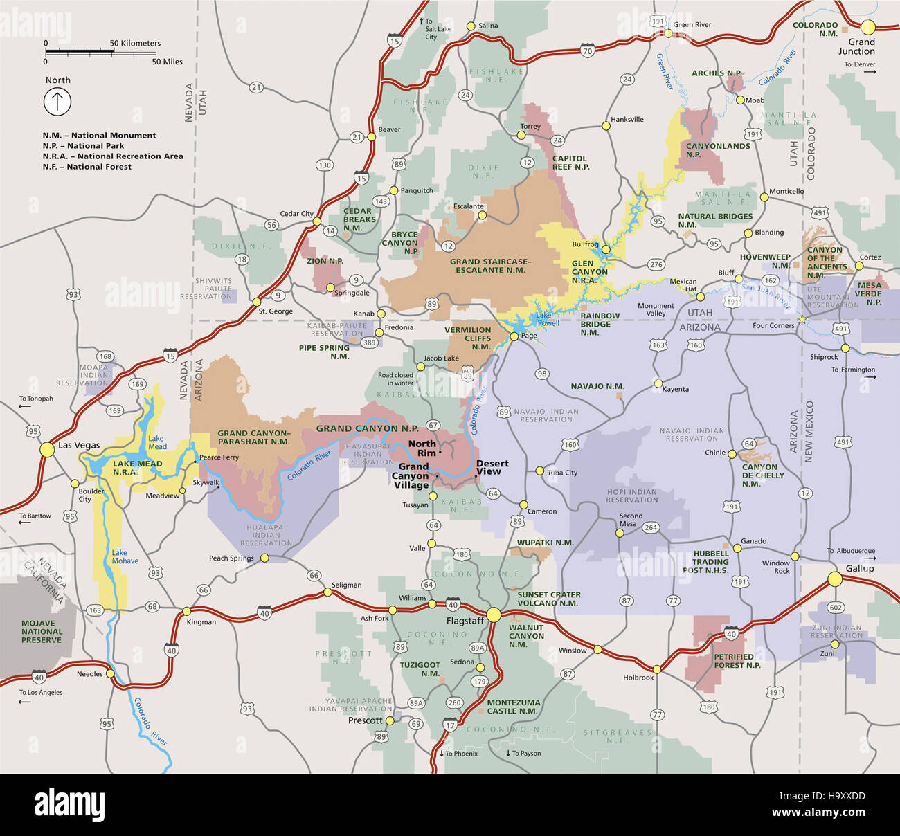 Eine regionale Karte des Grand Canyon National Park (Version 2012), die das weite Gelände, die Wanderwege und die wichtigsten geografischen Merkmale des Parks zeigt und den Besuchern wichtige Navigationsinformationen für die Erkundung der Region bietet. Stockfoto