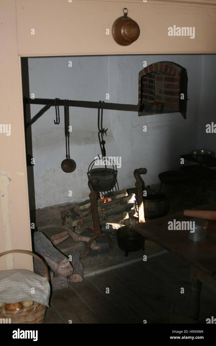 Eine historische Nachbildung eines Küchenfeuers im Valley Forge National Park, die die Bedingungen veranschaulicht, denen Soldaten während der Amerikanischen Revolution gegenüberstanden. Die Veranstaltung hilft Besuchern, die täglichen Kämpfe und Überlebensstrategien der Truppen des Unabhängigkeitskriegs zu verstehen. Stockfoto