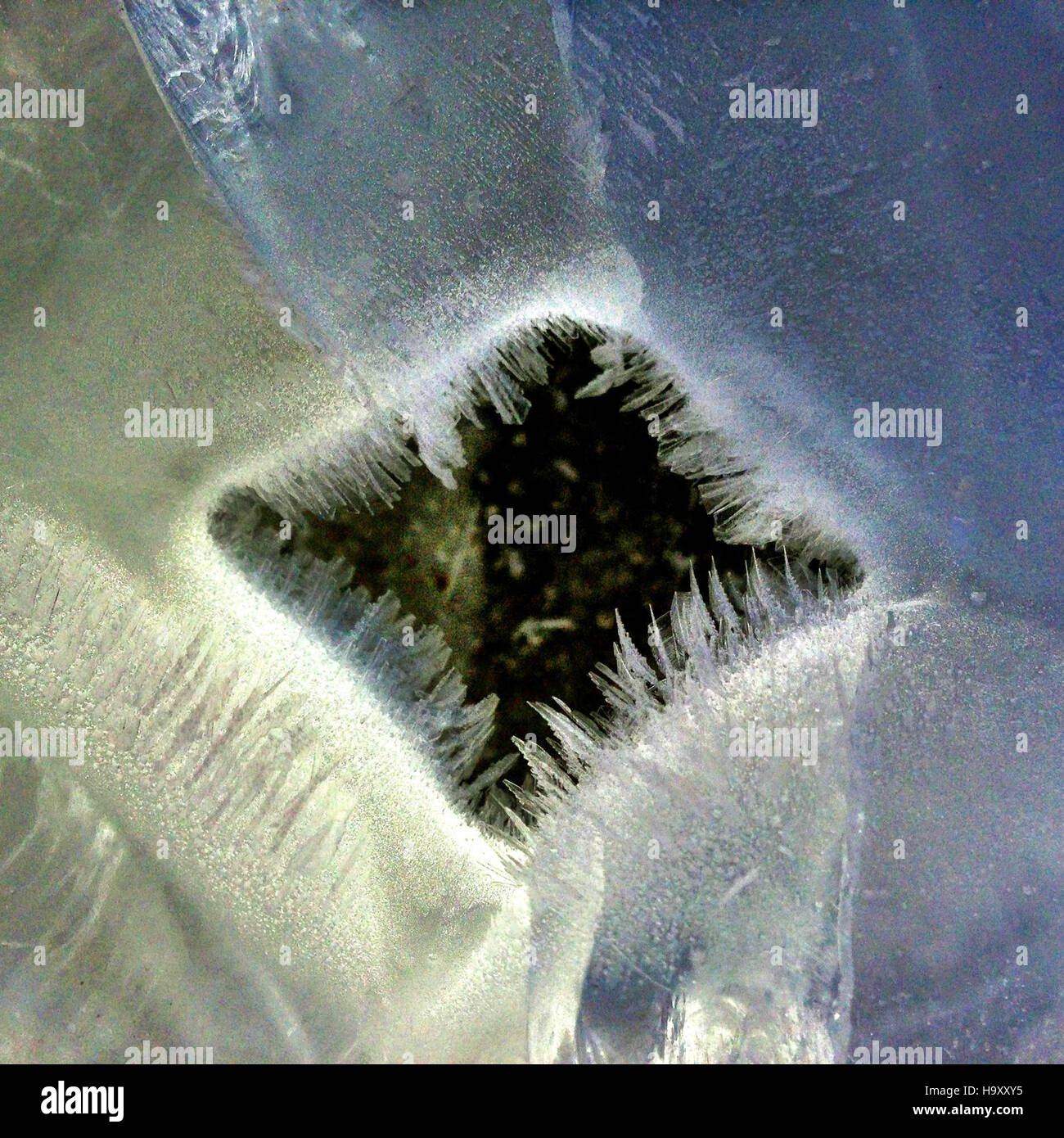Dieses Bild zeigt den legendären Arches National Park mit der markanten Sarlacc Formation auf felsigem Gelände. Der Park ist bekannt für seine Natursteinbögen, die durch Erosion und Witterungseinflüsse über Millionen von Jahren entstanden sind. Stockfoto
