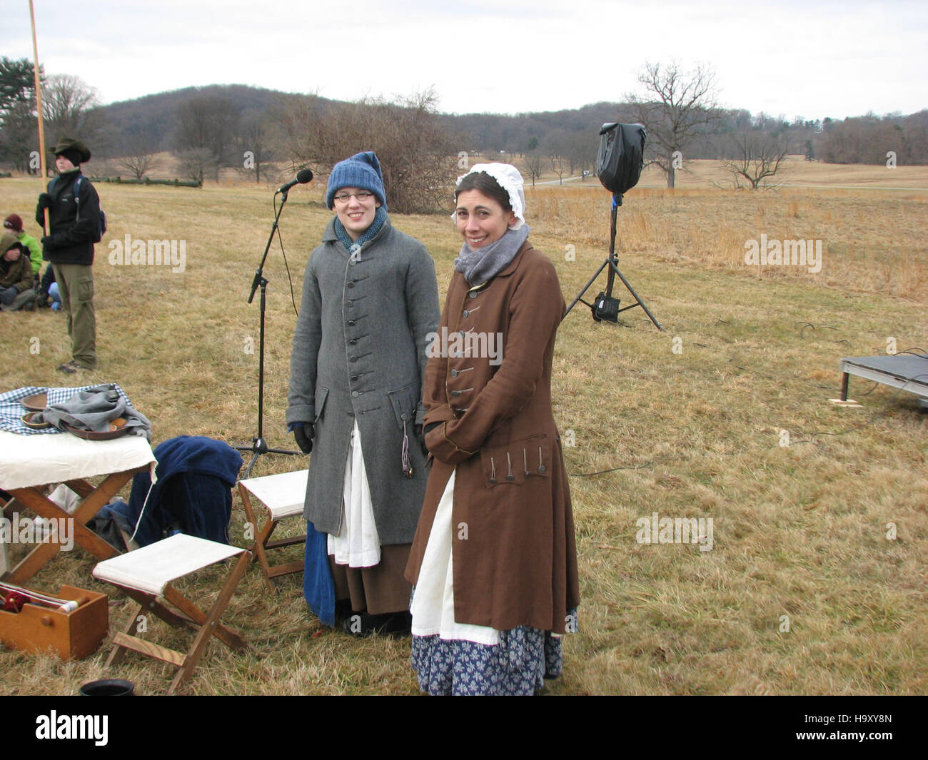 Ein historisches Bild von Frauen im Lager während der Amerikanischen Revolution im Valley Forge National Historical Park, das ihre Rolle bei den Kriegsanstrengungen unterstreicht. Stockfoto