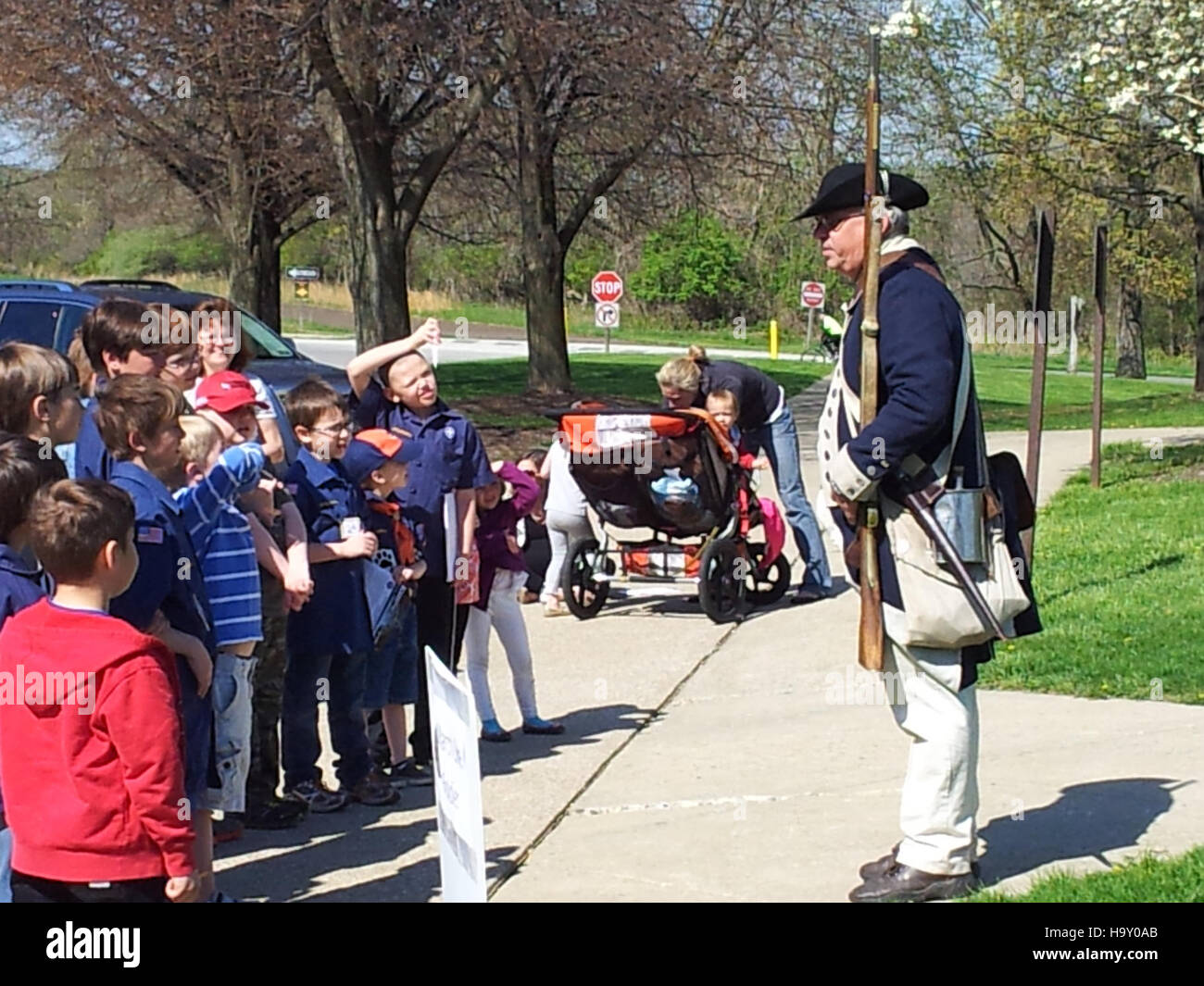 Eine historische Nachstellung im Valley Forge National Park, wo Besucher an einem marsch teilnehmen und mehr über die Bedeutung des Parks in der amerikanischen Geschichte und seine Rolle im Unabhängigkeitskrieg erfahren. Stockfoto