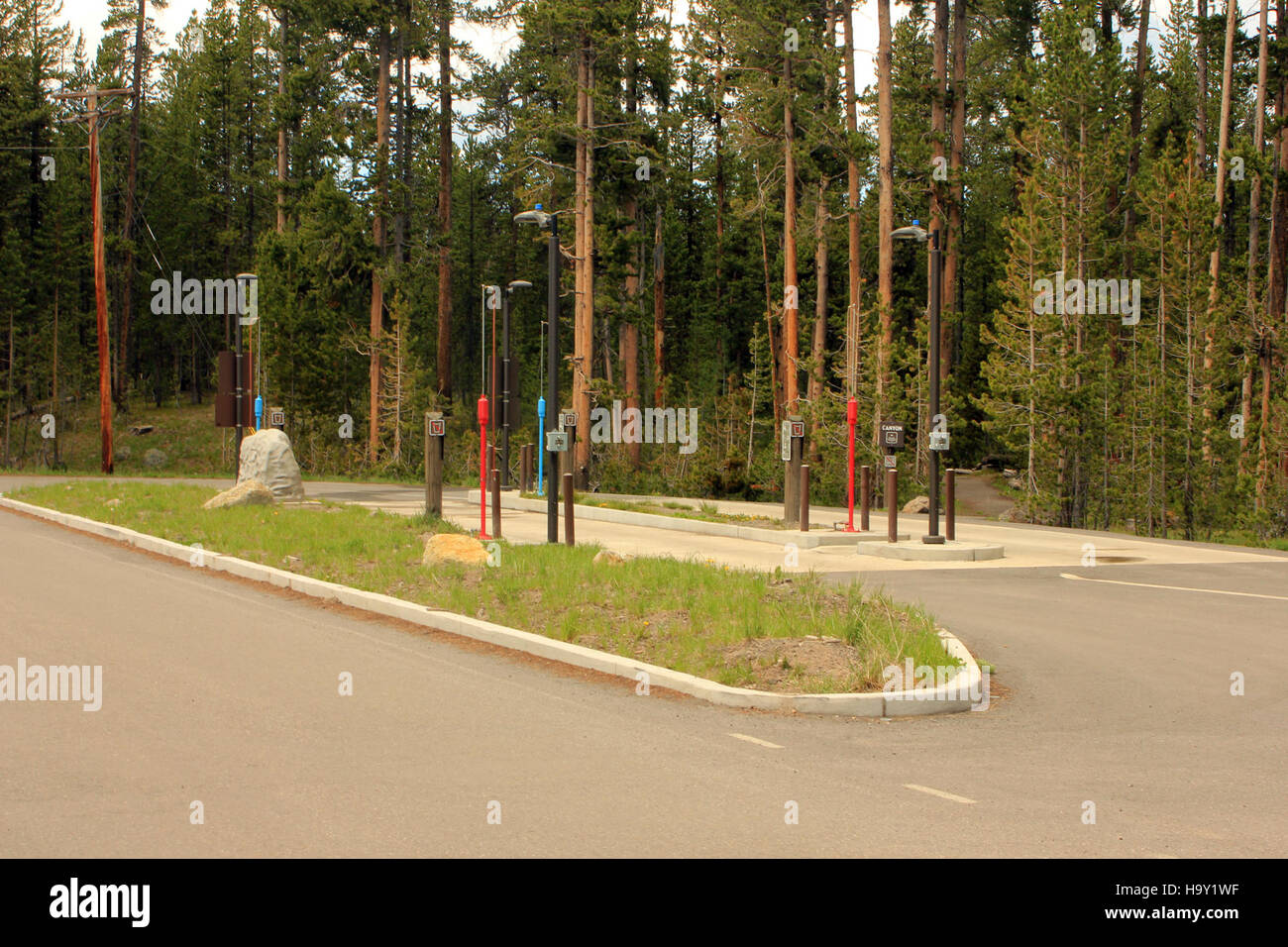 Die Abladestation des Canyon Campground im Yellowstone-Nationalpark bietet Besuchern wichtige Dienstleistungen, indem sie saubere und sichere Einrichtungen für Camper fördert und gleichzeitig die Umweltauswirkungen menschlicher Aktivitäten im Park minimiert. Stockfoto