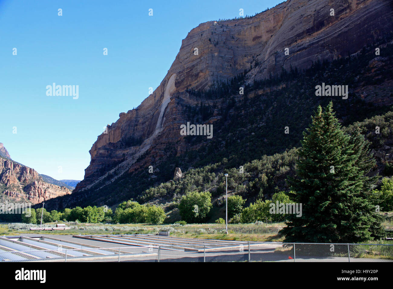 Dieser fossile Fußabdruck am Dinosaur National Monument liefert Beweise für prähistorisches Leben. Der Park bewahrt bedeutende Fossilien und bietet Einblicke in die ferne Vergangenheit der Erde und die Kreaturen, die einst das Land durchstreiften. Stockfoto