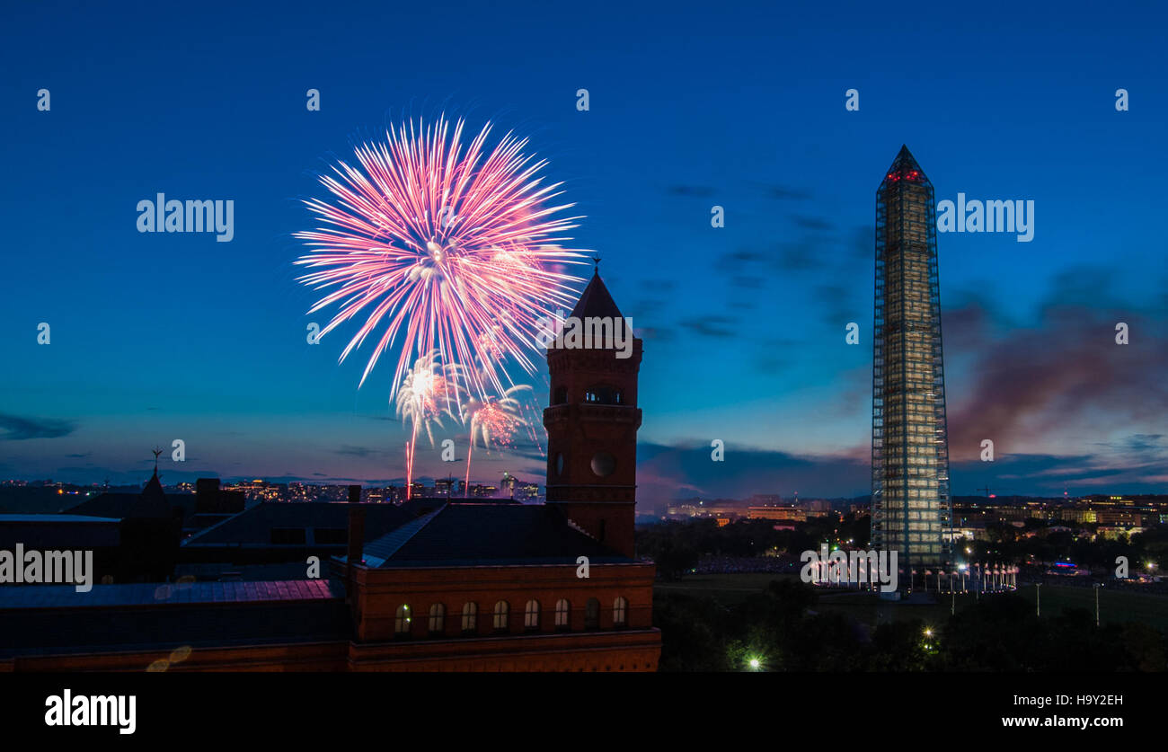 Ein Blick auf das Yates Building während der Feuerwerksfeier am 4. Juli in Washington D.C., wobei das USDA eine Rolle bei der Organisation und Unterstützung von kommunalen und nationalen Veranstaltungen für öffentliche Öffentlichkeitsarbeit spielt. Stockfoto