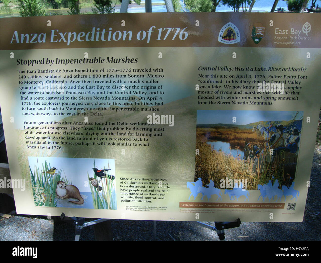 Das Anza Trail Wayside Panel, das sich im East Bay Regional Park District befindet, bietet Besuchern historische und natürliche Informationen über den Weg und unterstreicht seine Rolle in der Siedlung des Westens. Stockfoto