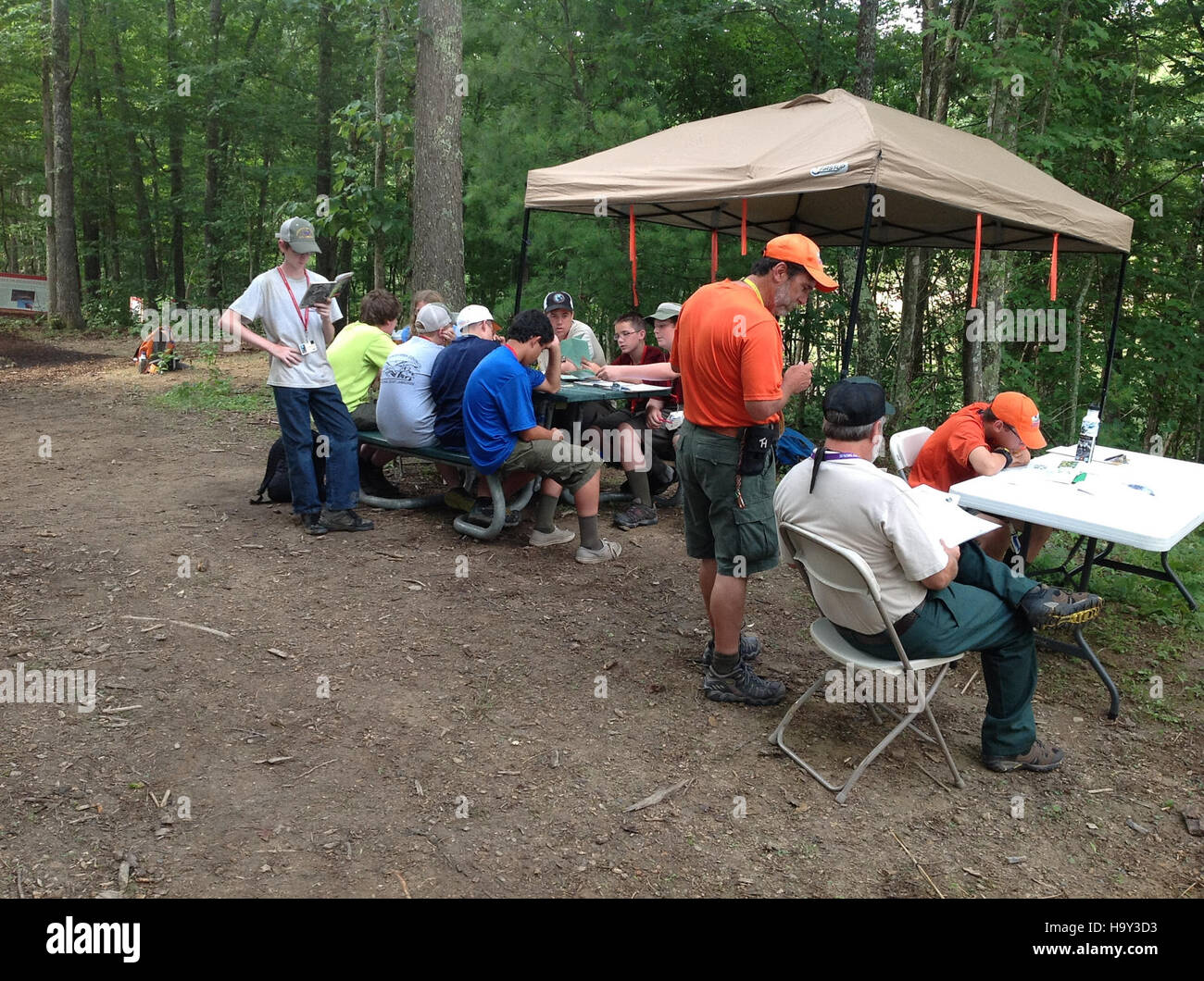 Boy Scouts nehmen an einem Workshop zum Thema Pulp and Paper Merit Badge in der U.S. Forest Service-Ausstellung Teil und erfahren mehr über Forstwirtschaft, nachhaltige Praktiken und den Papierherstellungsprozess. Stockfoto
