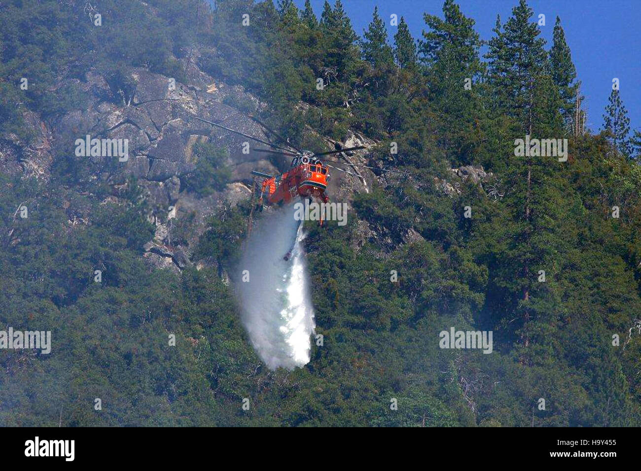 Der Power Fire ist ein Waldbrand, der sich auf natürliche Landschaften auswirkte und die Herausforderungen des Waldbrandmanagements verdeutlicht. Es wurden Anstrengungen unternommen, die Ausbreitung des Feuers zu kontrollieren und Schäden an Waldökosystemen und Wildlebensräumen zu minimieren. Stockfoto