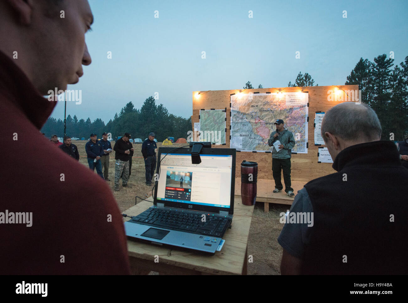 Das Big Windy Complex Wildlands Fire in Oregon, das vom USDA Forest Service verwaltet wurde, umfasste einen großangelegten Löschangriff, um die natürlichen Ressourcen der Region zu schützen. Das Management des Feuers demonstrierte die Koordination zwischen den Bundesbehörden zur Erhaltung von Ökosystemen und öffentlichem Land. Stockfoto