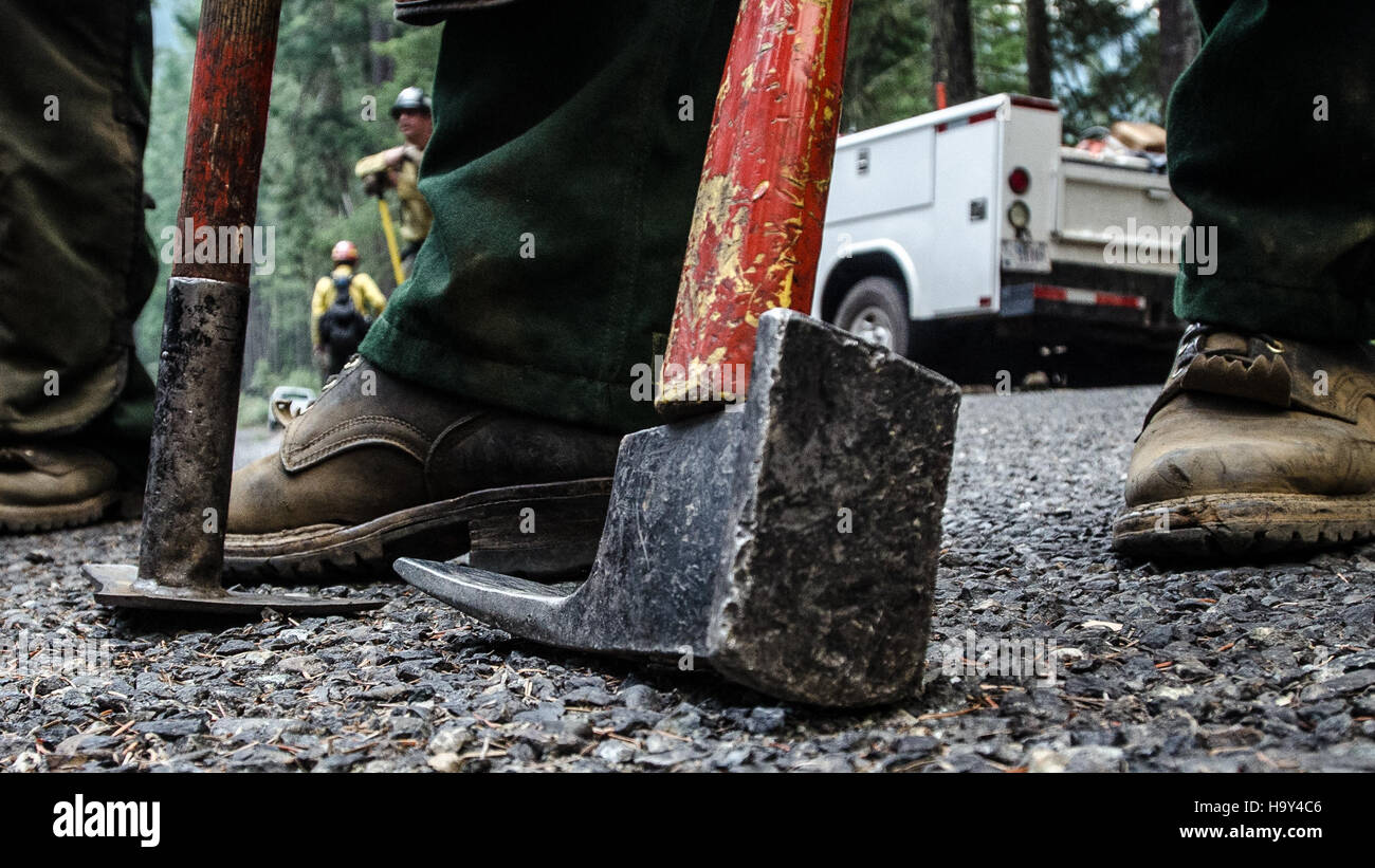 Ein Foto des USDA Forest Service, das den Big Windy Complex Wildlands Fire in Oregon dokumentiert. Diese Bemühungen zur Brandbekämpfung sind Teil einer umfassenderen Initiative zur Bewältigung von Waldbränden, zur Wiederherstellung von Ökosystemen und zum Schutz der natürlichen Ressourcen in der Region. Stockfoto