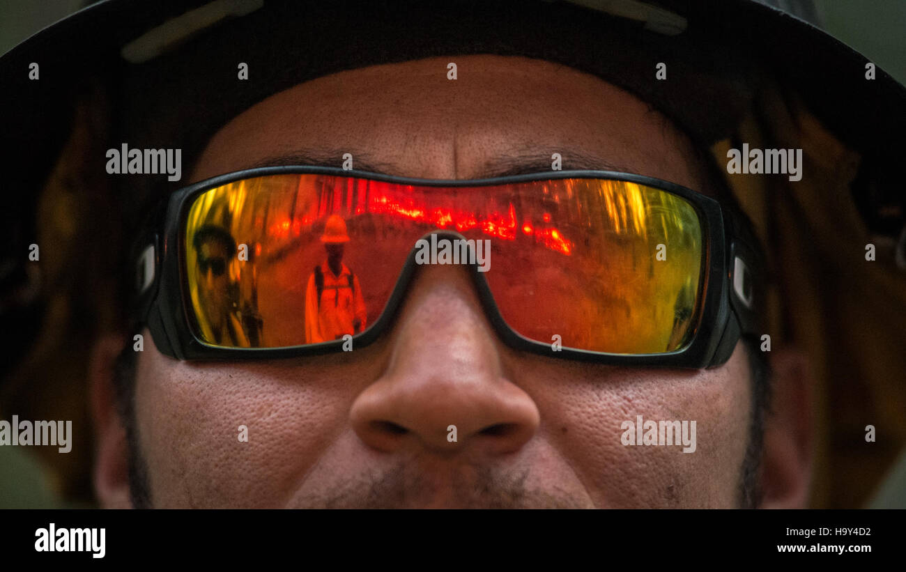 Der Brand des Big Windy Complex in Oregon führte zu erheblichen Waldbränden in einem großen Gebiet. Der USDA Forest Service und die behördenübergreifenden Bemühungen schafften die Brandbekämpfung, wodurch die Schäden am umliegenden Ökosystem minimiert wurden. Stockfoto