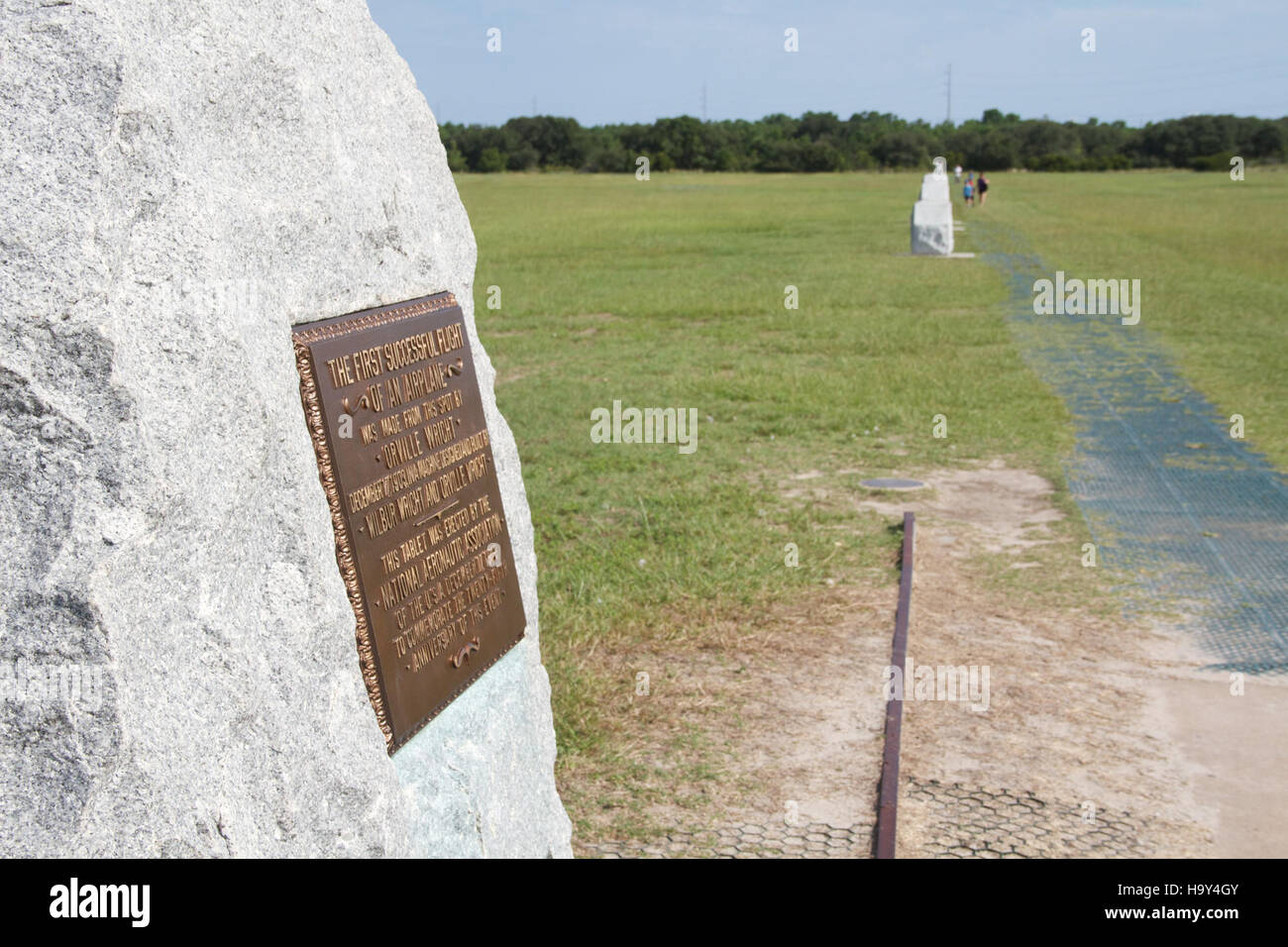 Eine historische Nachstellung des ersten Fluges der Brüder Wright im Wright Brothers National Memorial, in dem ihre Pionierleistungen in der Luftfahrtgeschichte gezeigt werden. Stockfoto