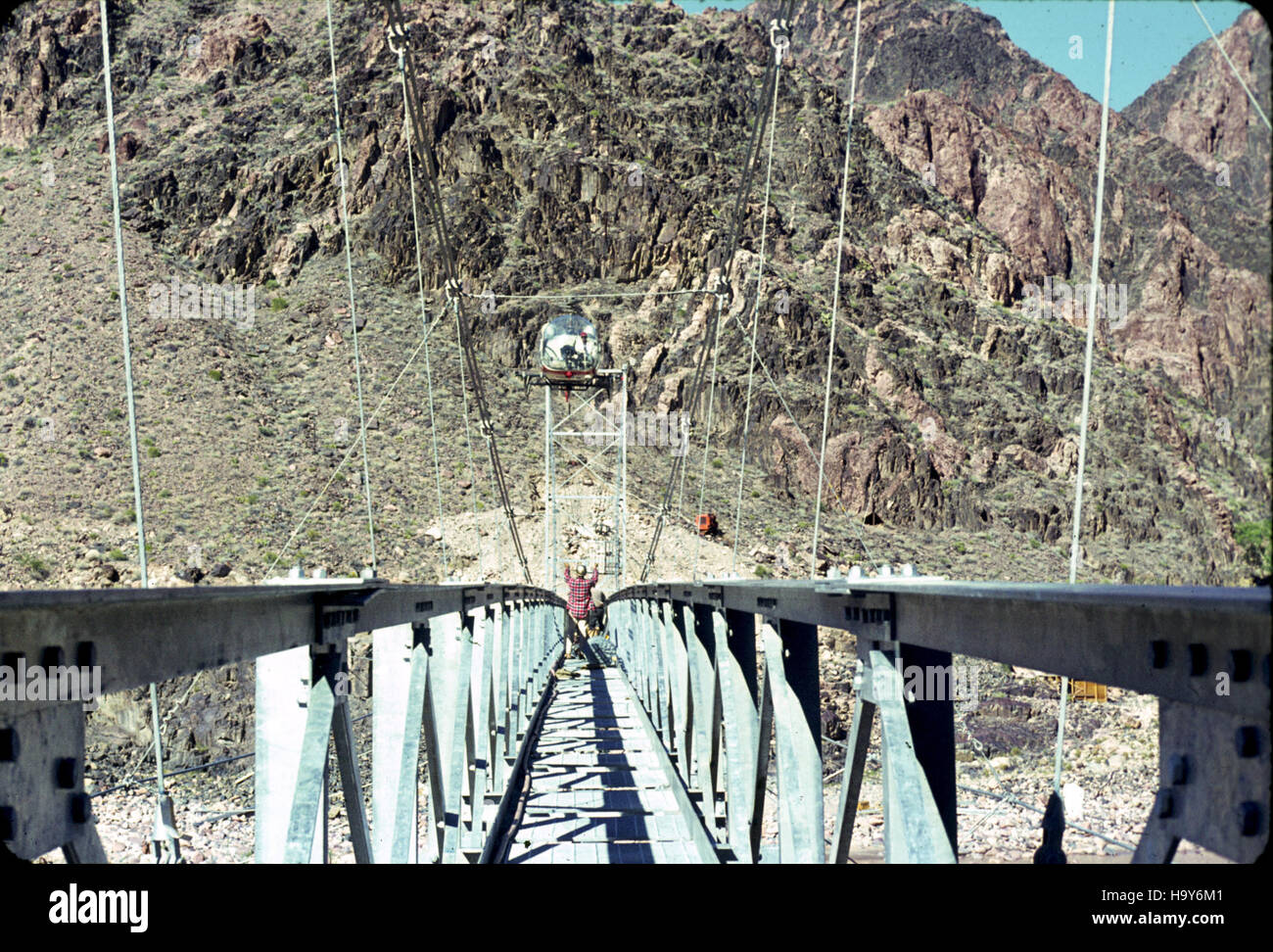 Ein historischer Helikoptertransport mit Vorräten für die Trans-Canyon Pipeline im Grand Canyon National Park, der Wasser vom Colorado River zu den Einrichtungen und der Infrastruktur des Parks liefert. Stockfoto