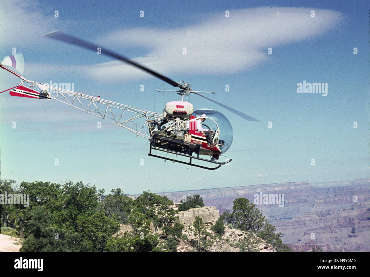 Die historische Trans-Canyon-Pipeline, die für den Wassertransport über den Grand Canyon genutzt wird, ist in diesem Bild hervorgehoben. Es zeigt das technische Wunderwerk seiner Konstruktion und den Hubschraubertransport, mit dem er gewartet wurde. Stockfoto