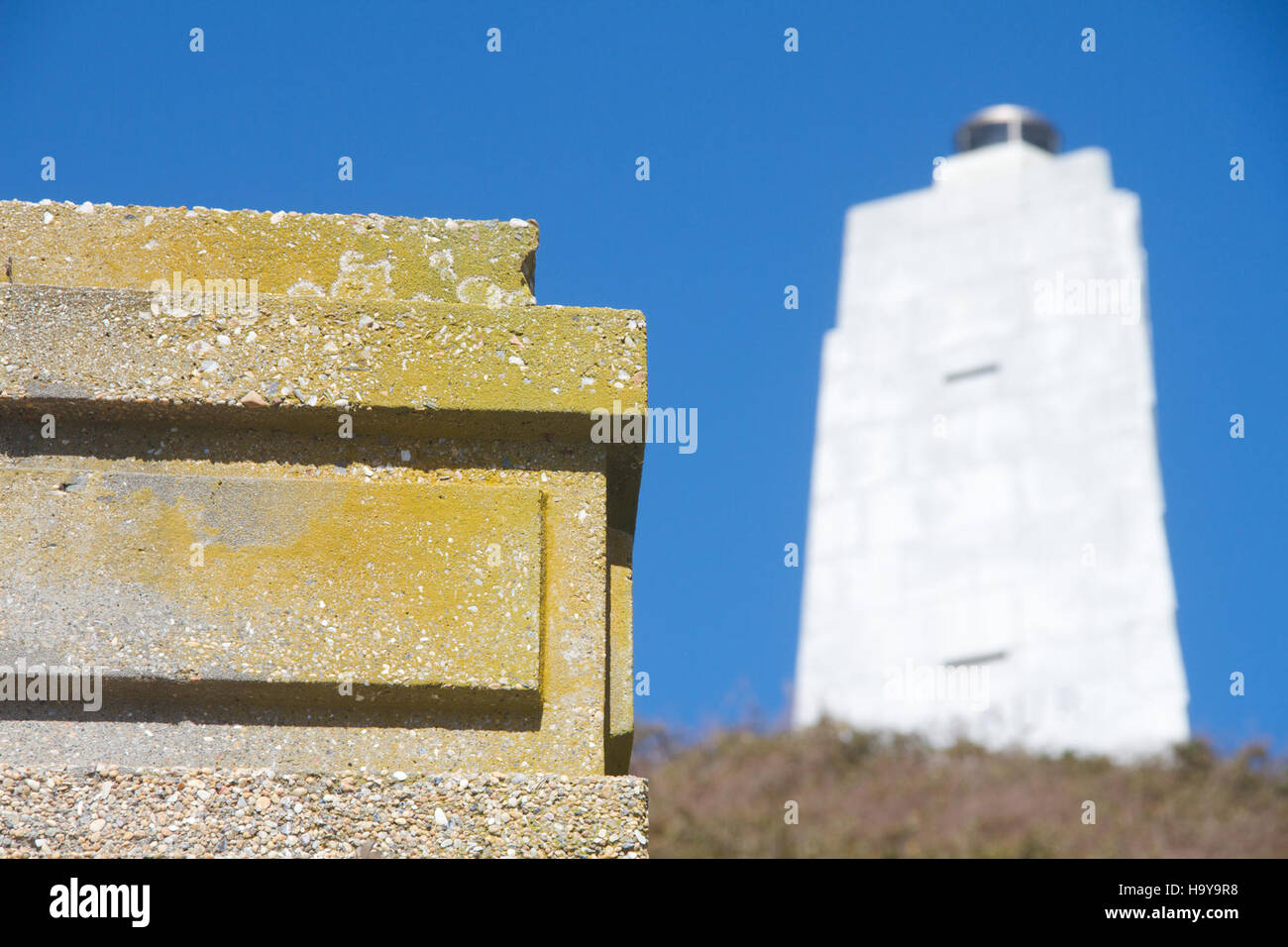 Das Wright Brothers National Memorial würdigt die Errungenschaften der Luftfahrtpioniere Orville und Wilbur Wright. Das Denkmal umfasst das Uplifting Monument und das Generator House am Big Kill Devil Hill, das einen historischen Moment in der Fluggeschichte markiert. Stockfoto