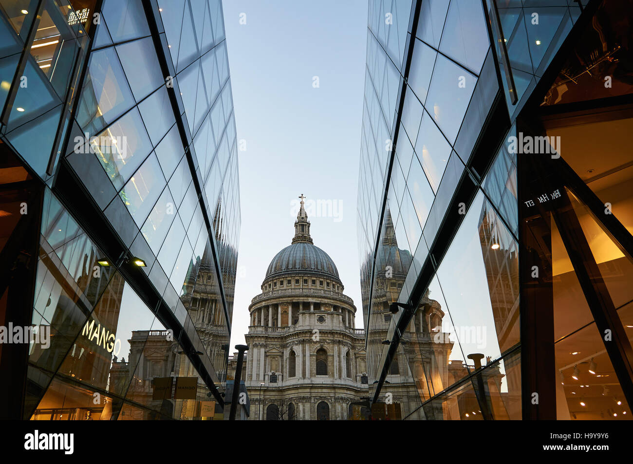 St Pauls Cathedral gesehen von One New Change-Shopping-Mall, London UK Stockfoto