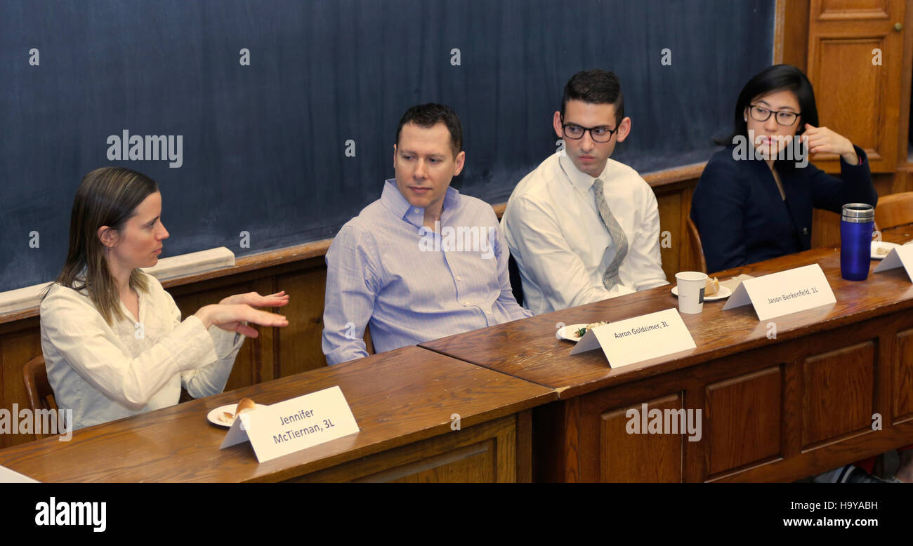 Dieses Foto zeigt den US-Landwirtschaftsminister Tom Vilsack, der die Yale University im April 2015 besucht. Der Besuch war Teil der laufenden Bemühungen, mit Bildungseinrichtungen zusammenzuarbeiten und die Agrarpolitik zu diskutieren. Das Bild zeigt die Interaktion des Sekretärs mit der Universitätsgemeinschaft. Stockfoto