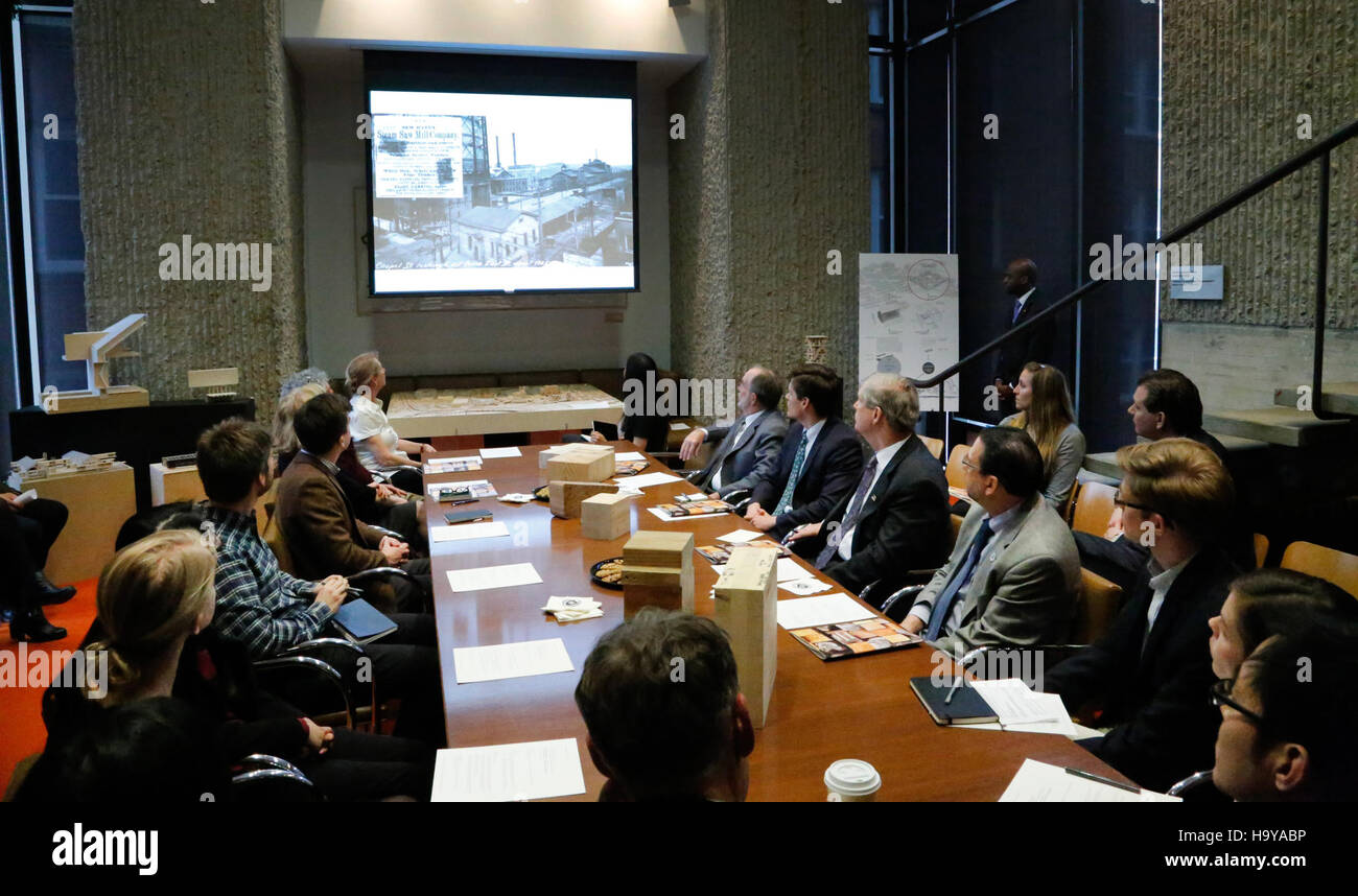 Landwirtschaftsminister Tom Vilsack besucht die Yale University am 14. April 2015, um über Agrarpolitik zu diskutieren. Bei diesem Besuch wird die Bedeutung der akademischen Zusammenarbeit bei der Gestaltung von Innovation und Politik in der Landwirtschaft hervorgehoben. Stockfoto
