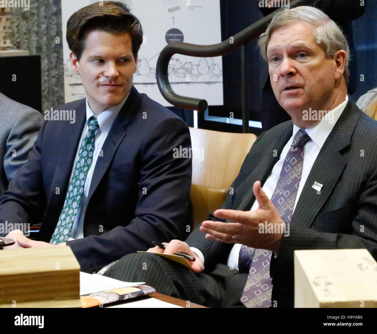 Dieses Foto zeigt US-Landwirtschaftsminister Tom Vilsack, der die Yale University besucht, wo er Agrarpolitik und -Initiativen diskutierte. Der Besuch war Teil der laufenden Bemühungen zur Förderung der landwirtschaftlichen Bildung und der Politikentwicklung. Stockfoto