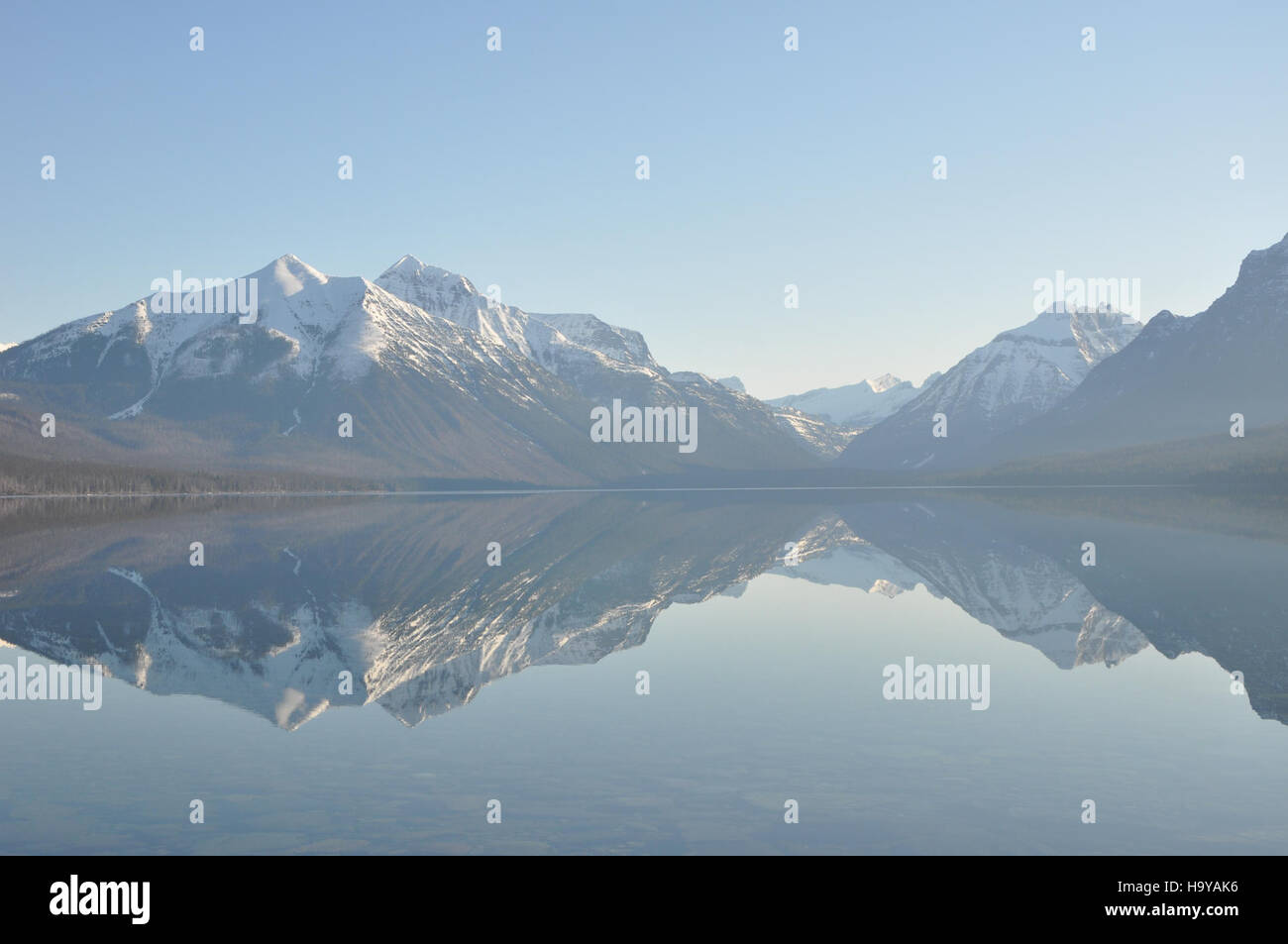 Eine Fotografie des Lake McDonald im Glacier National Park, aufgenommen am 30. April 2014. Die ruhige Landschaft mit dem ruhigen Wasser und der majestätischen Bergkulisse unterstreicht die natürliche Schönheit eines der bekanntesten Orte des Parks. Stockfoto