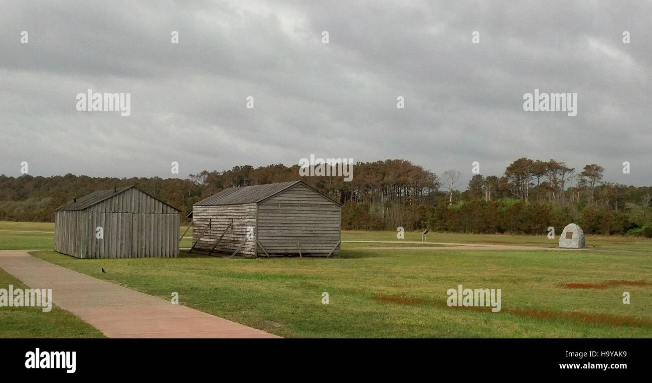 Das Wright Brothers National Memorial zeigt eine Nachbildung des Camps und des ersten Flugplatzes, wobei die historische Fluglinie und die Struktur hervorgehoben werden, an der der erste Motorflug 1903 stattfand. Das Denkmal bewahrt den Ort dieser bahnbrechenden Errungenschaften in der Luftfahrtgeschichte. Stockfoto