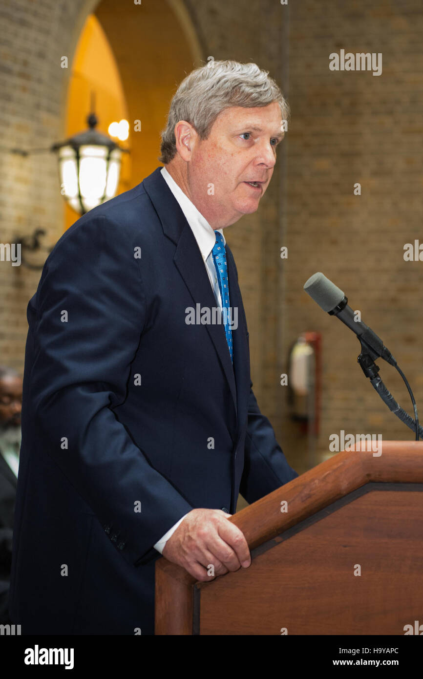 Die Unsung Hero Awards, die 2014 vom USDA verliehen wurden, würdigten Einzelpersonen für ihre außergewöhnlichen Beiträge. Minister Tom Vilsack nahm an der Veranstaltung Teil, die im Jamie Whitten Building Patio in Washington, D.C. stattfand Stockfoto