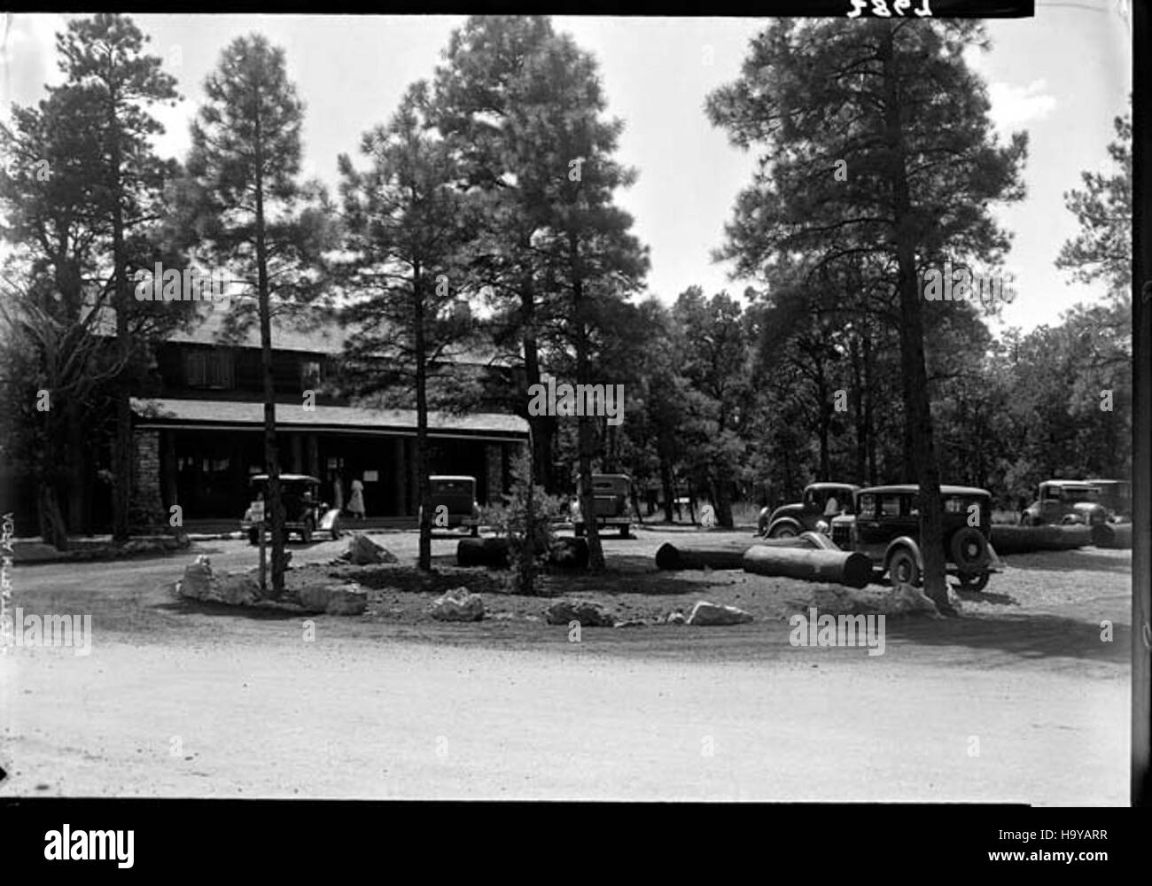 Ein historisches Foto von 1932 zeigt Babbitts General Store in der Nähe des Grand Canyon. Das Bild hebt das Geschäft als zentrales Wahrzeichen für Reisende hervor, die den Grand Canyon im frühen 20. Jahrhundert besuchen. Stockfoto