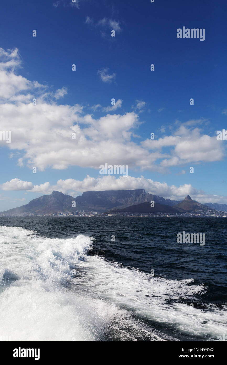 Tafelberg und Kapstadt, Südafrika, gesehen vom Boot zu Robben Island, Cape Town, Südafrika Stockfoto