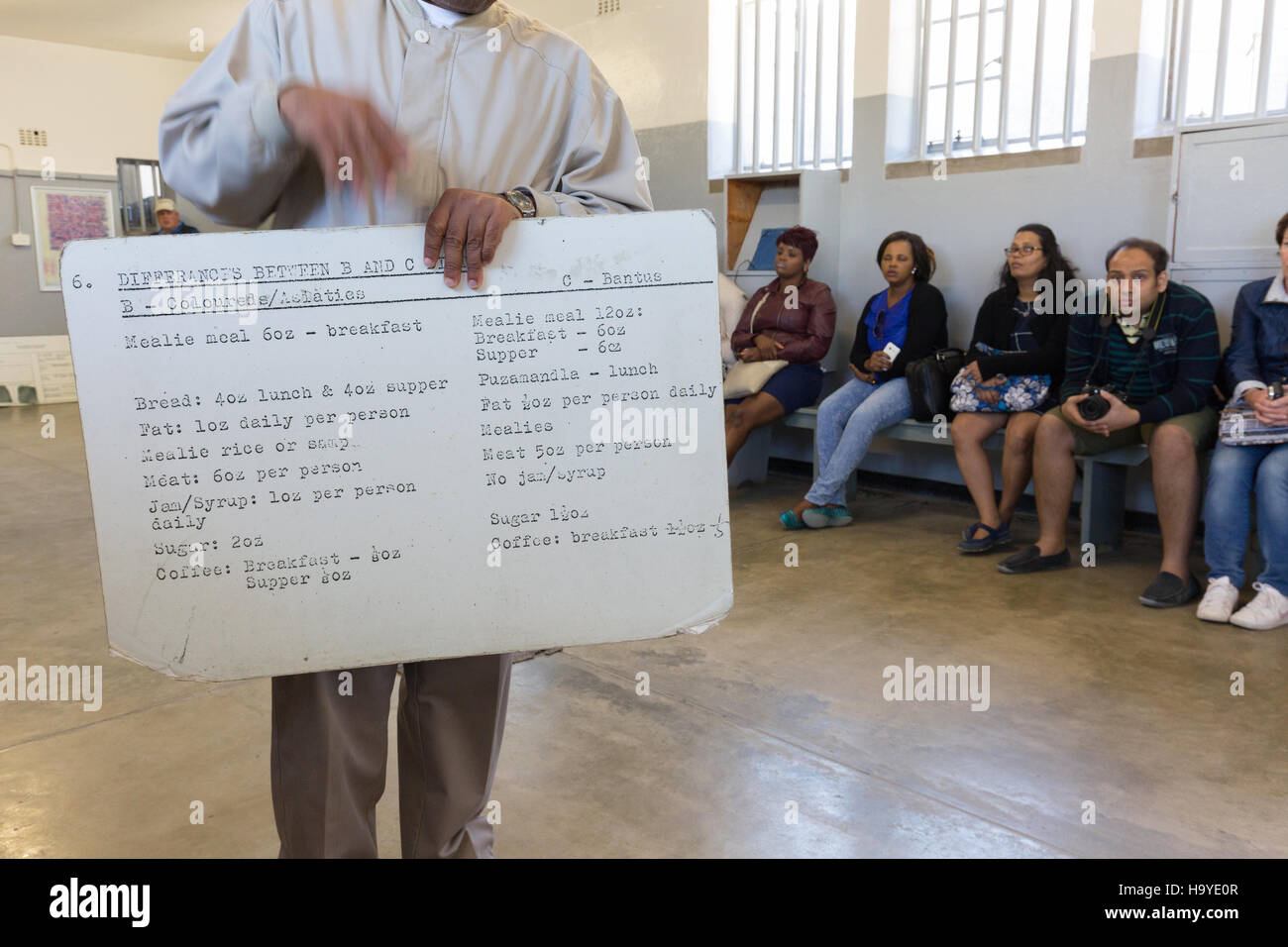 Robben Island Gefängnis Besucher sehen den Unterschied in Tagesrationen von asiatischen und schwarzen Pisoners. Robben Island, Südafrika Stockfoto