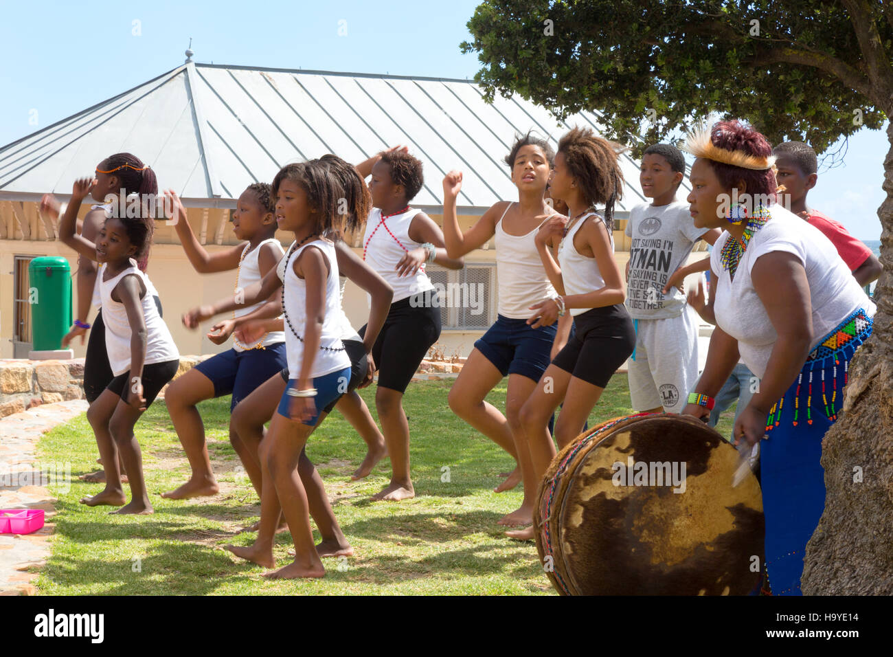 Südafrikanische Kinder tanzen, Camps Bay, Kapstadt, Südafrika Stockfoto