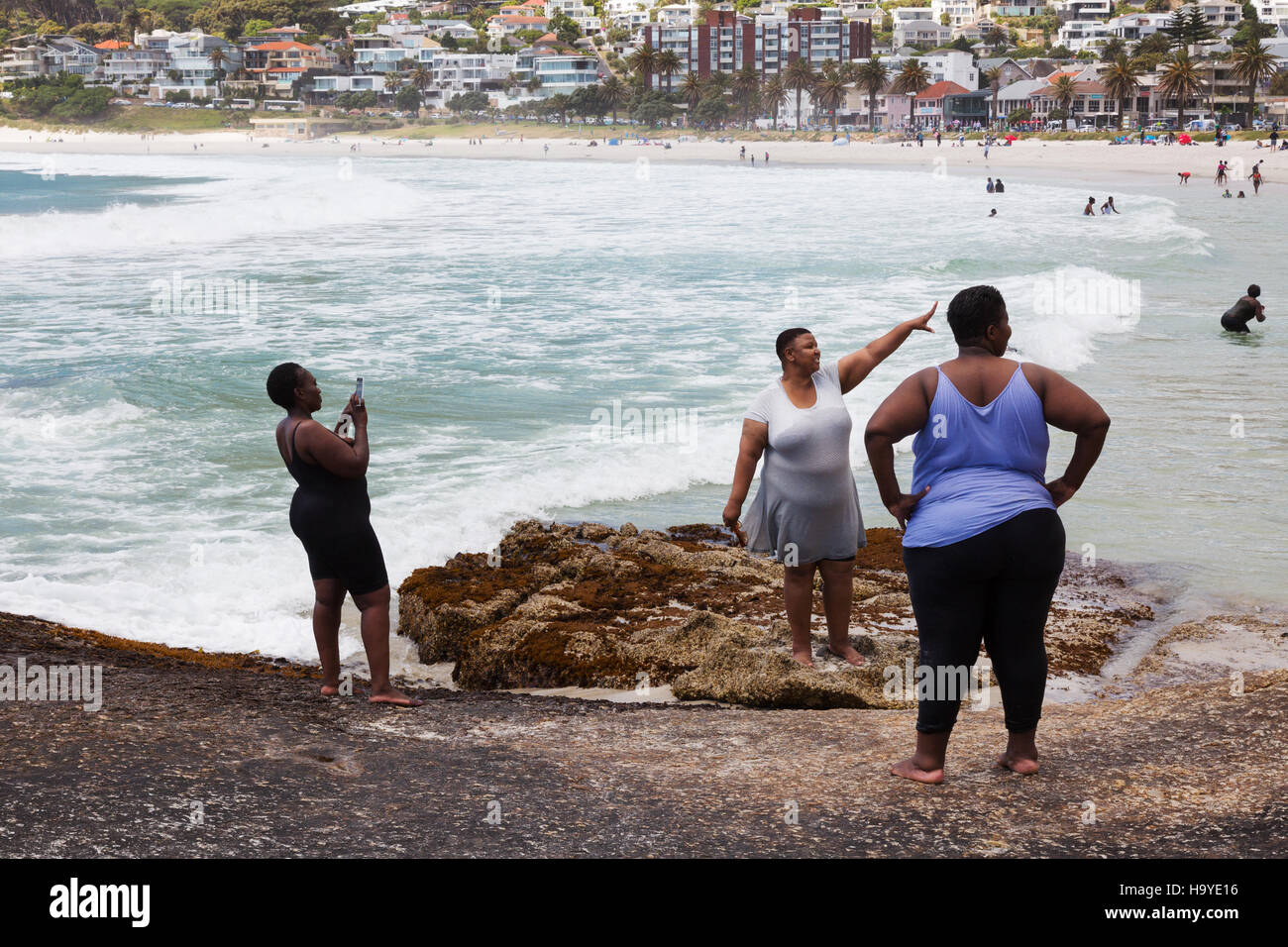 Afrikanische Frauen am Strand, Camps Bay, Kapstadt-Südafrika Stockfoto