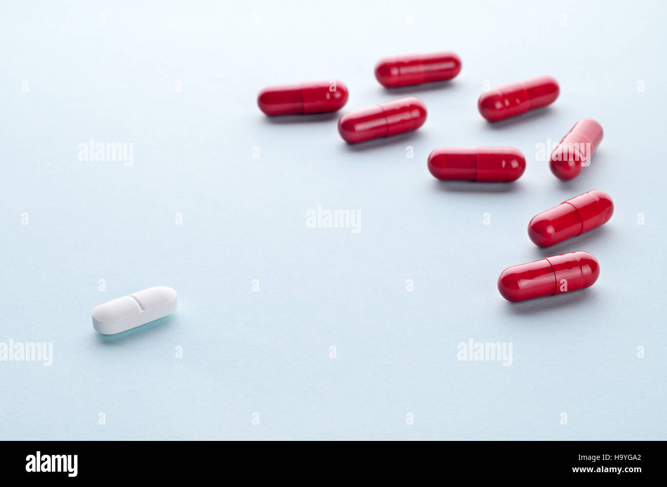Verschiedene bunte Pillen und Kapseln auf einem hellen Hintergrund schließen sich Horizontal, Textfreiraum, Tiefenschärfe, medizinisches Konzept. Stockfoto