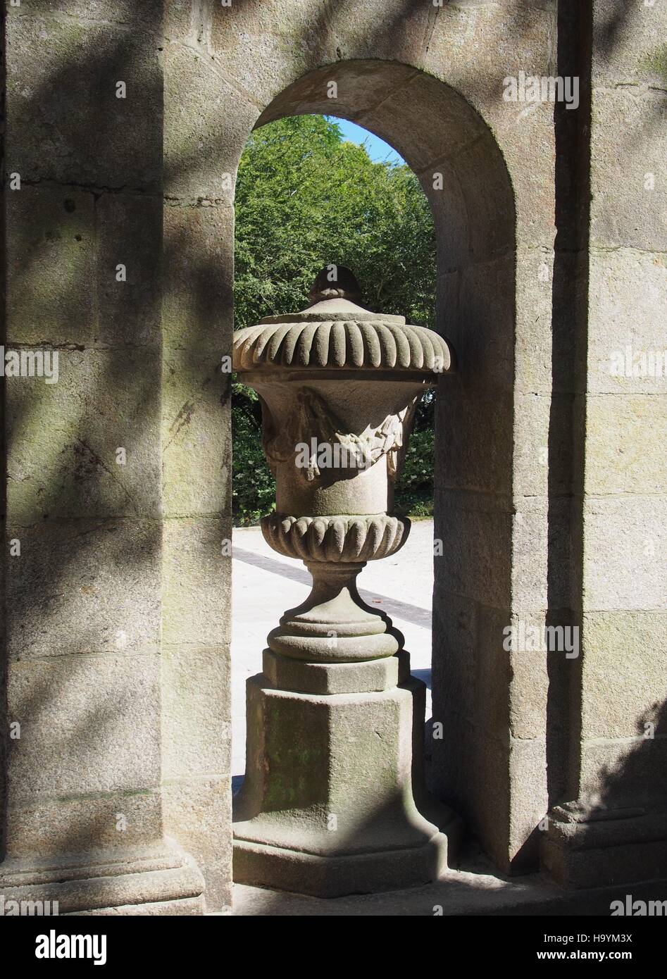 Klassischen Stil Stein Vase im Alameda-Park, Santiago De Compostela, Galicien, Spanien, inmitten von einem Steinbogen und von Laub beschattet Stockfoto