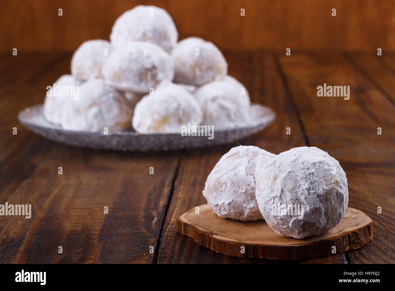 Traditionellen Weihnachtsplätzchen mit Mandeln auf dunklem Holz Stockfoto