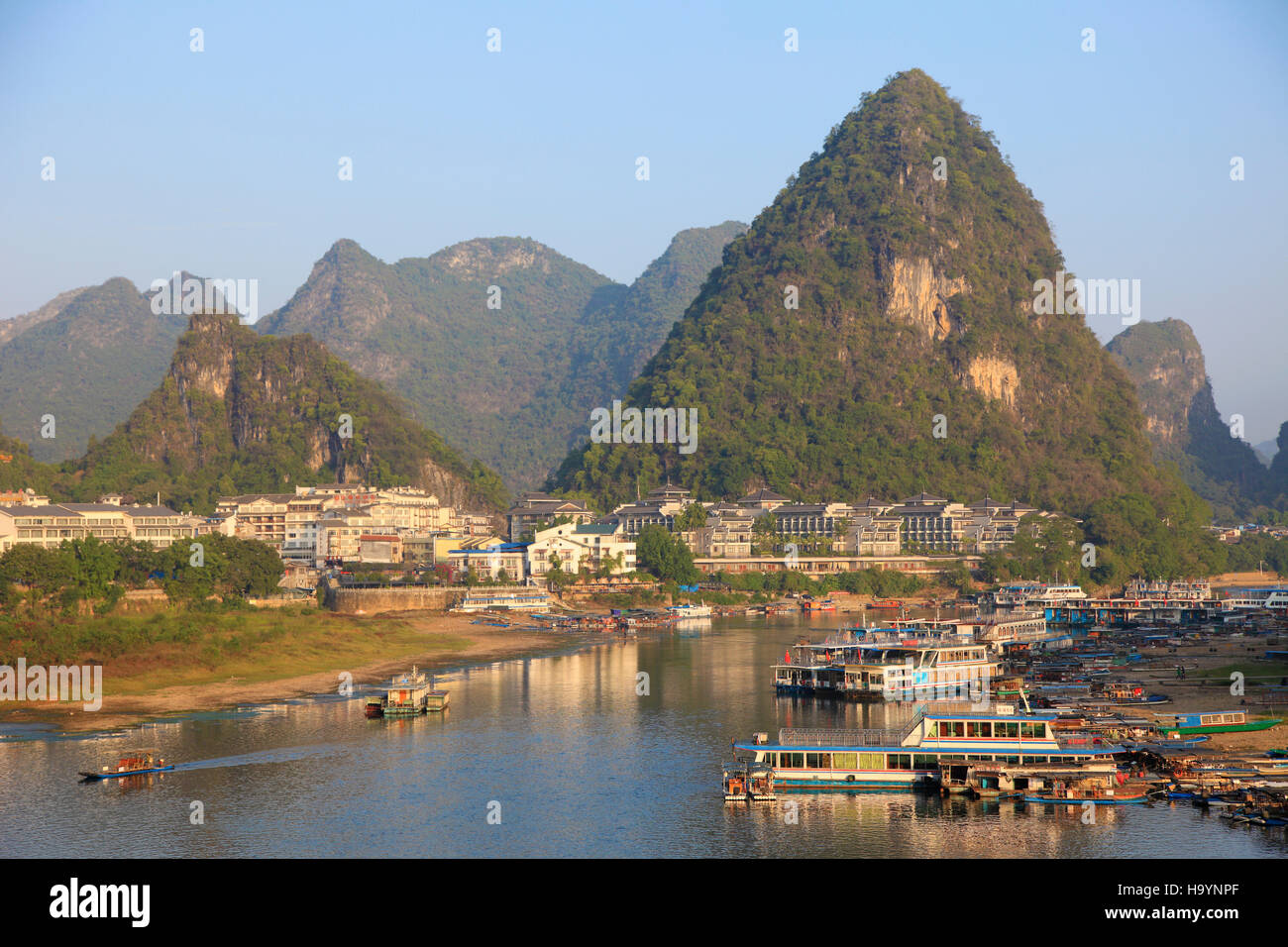 China, Guangxi, Yangshuo, Li-Fluss, Stadt, Boote, Landschaft, Stockfoto