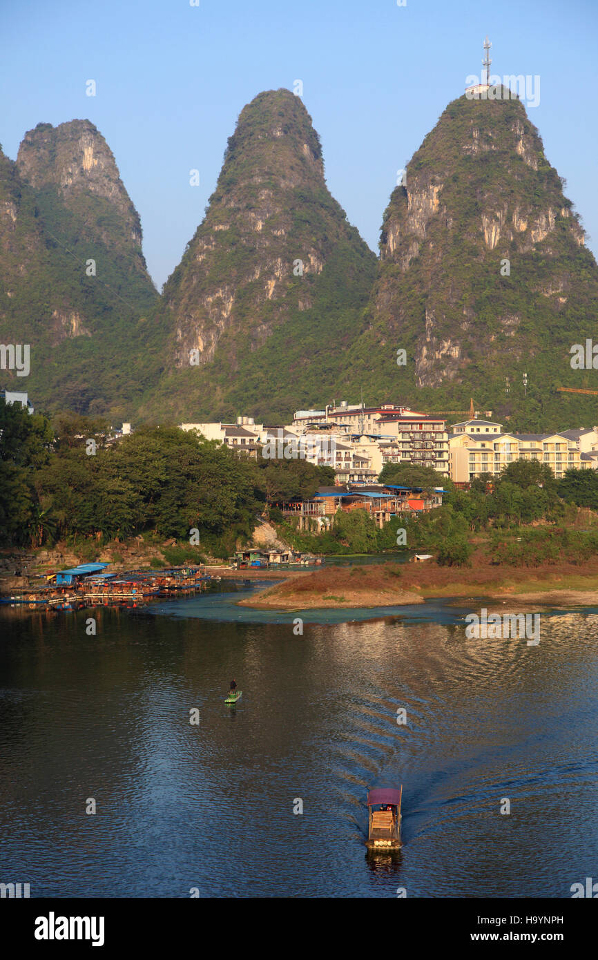 China, Guangxi, Yangshuo, Li-Fluss, Stadt, Boote, Landschaft, Stockfoto