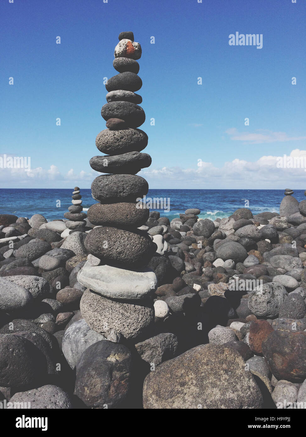 Steinpyramide, steinernen Turm gestapelt Kiesel am Strand Stockfoto