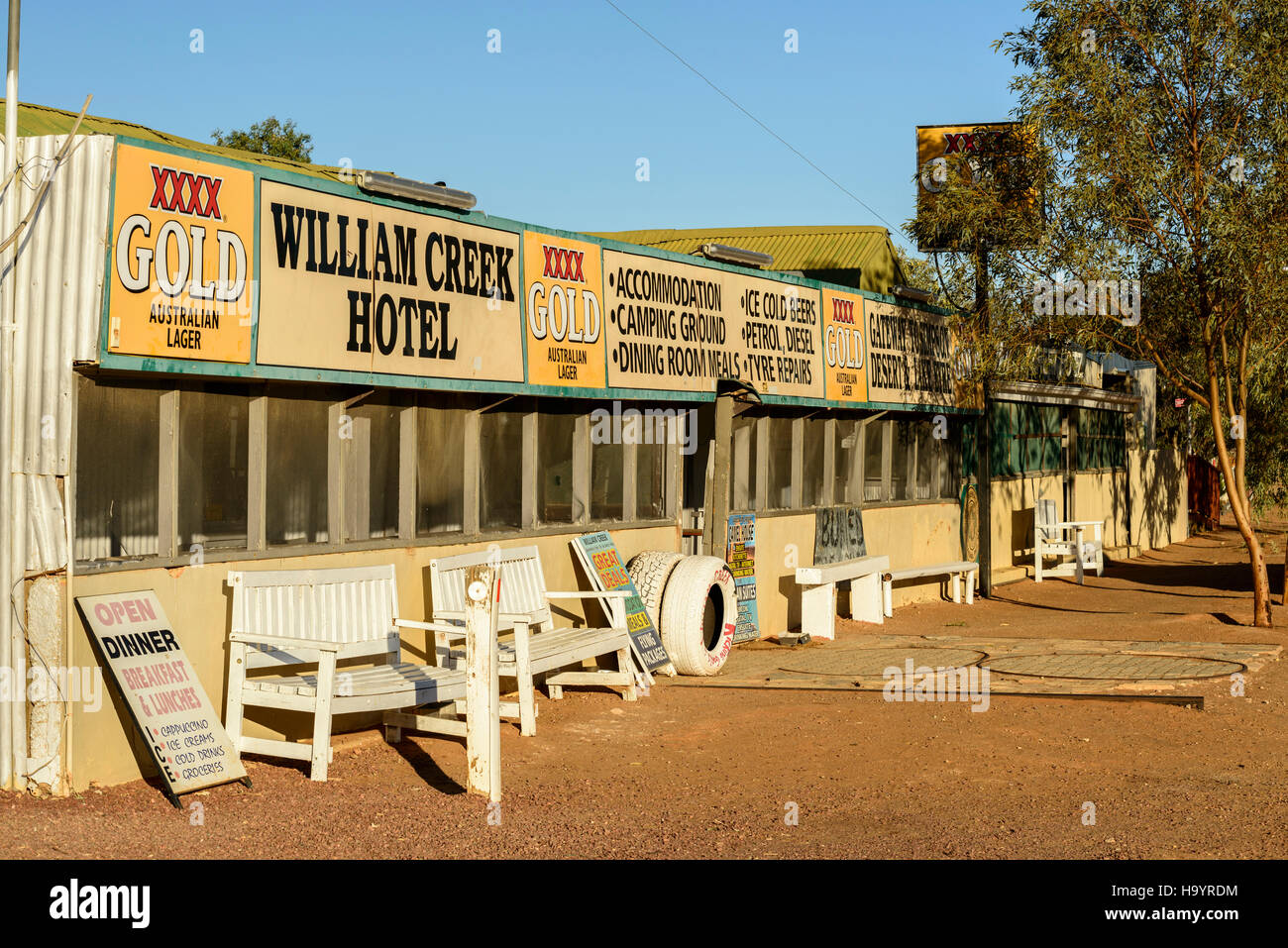 Das William Creek Hotel in der kleinsten Stadt Australiens, William Creek im Outback South Australia. Stockfoto