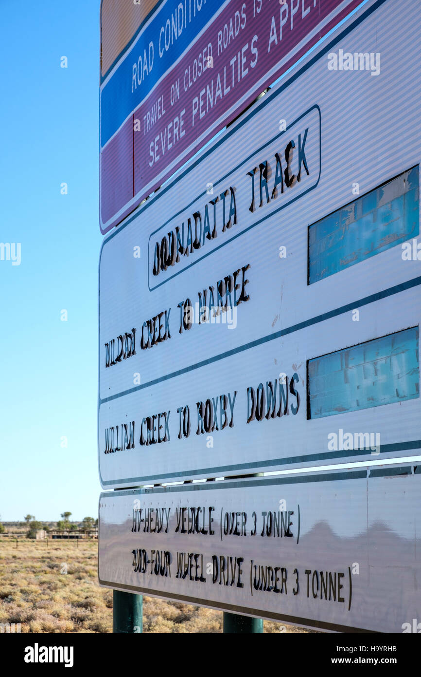 Extremer Hitze verursacht Schriftzug, aus der ein Schild auf den Oodnadatta Track an William Creek Outback South Australia zu schälen. Stockfoto