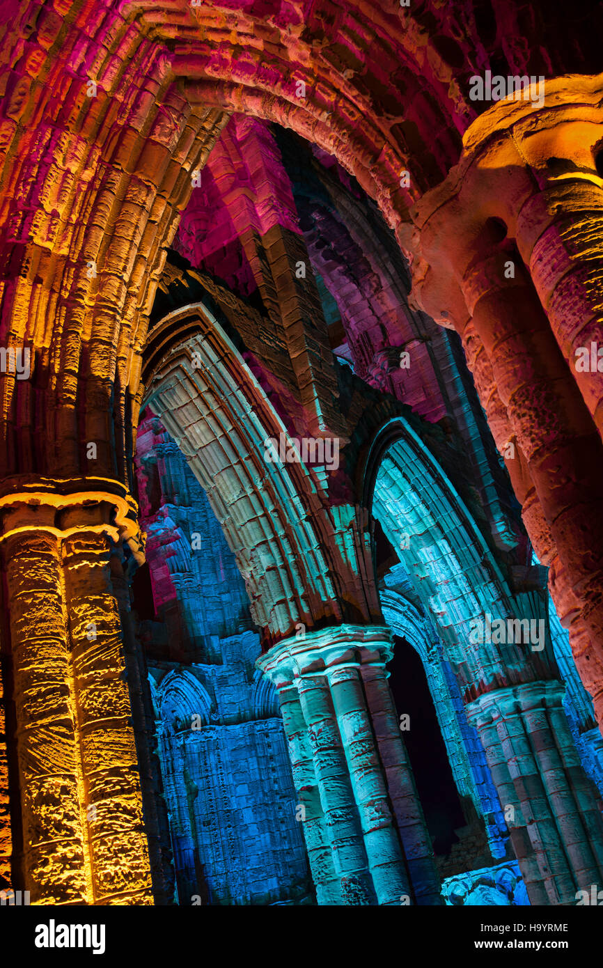 Whitby Abtei Illuminatedas Teil der Woche von Beleuchtung und Halloween-Events und Whitby Gothic Weekend. Stockfoto