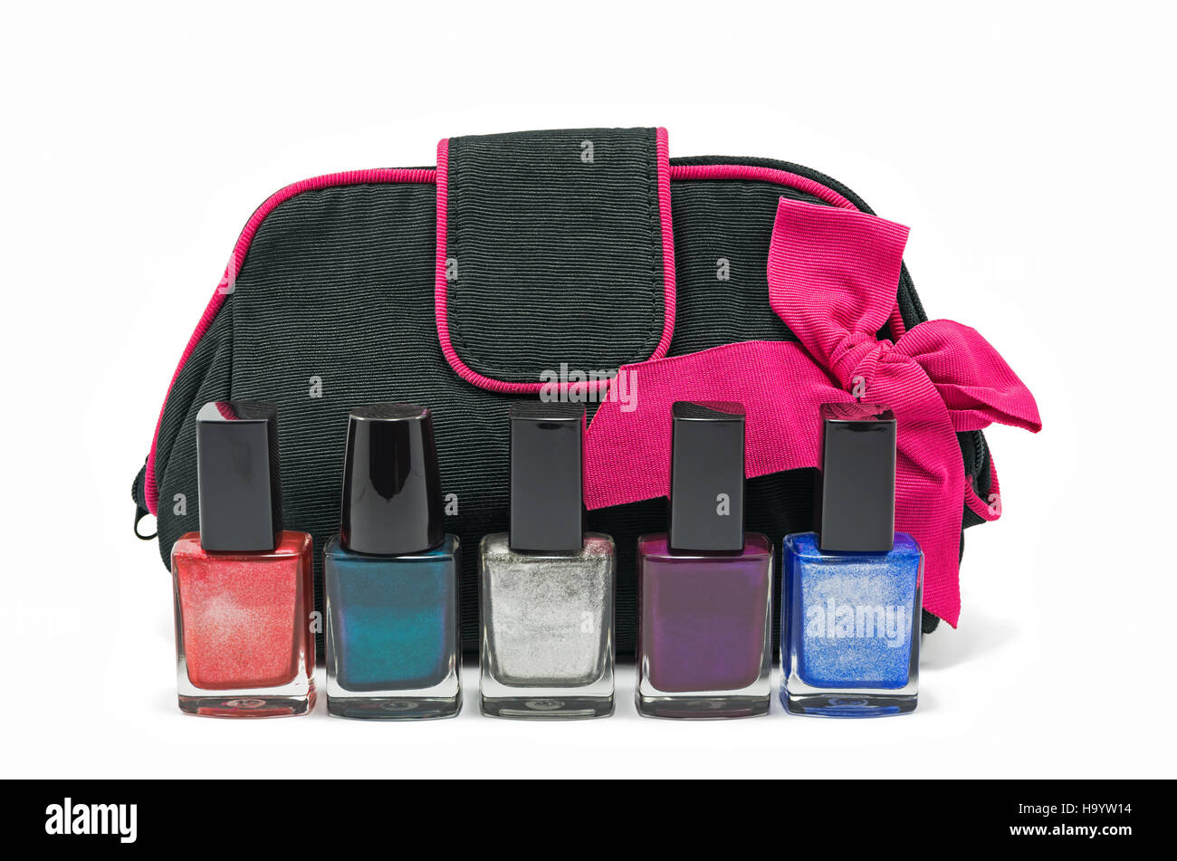 Schwarze Tasche für Kosmetik und Accessoires mit einer rosa Schleife und  Flaschen von bunten Nagellack isoliert auf weißem Hintergrund  Stockfotografie - Alamy