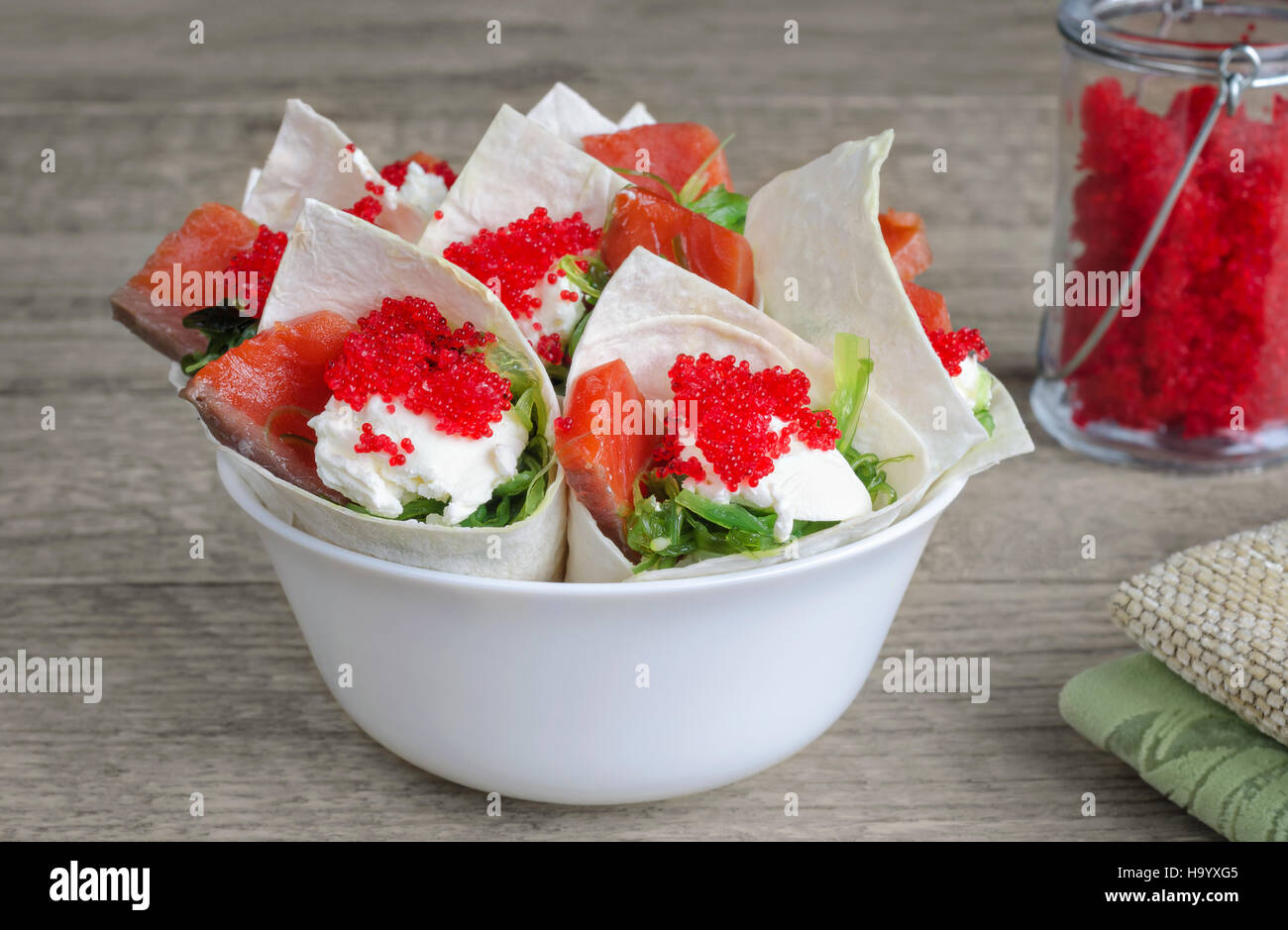 Sandwiches mit Meeresfrüchten in Umschlägen von Tortillas. Hölzerne Hintergrund, selektiven Fokus. Stockfoto