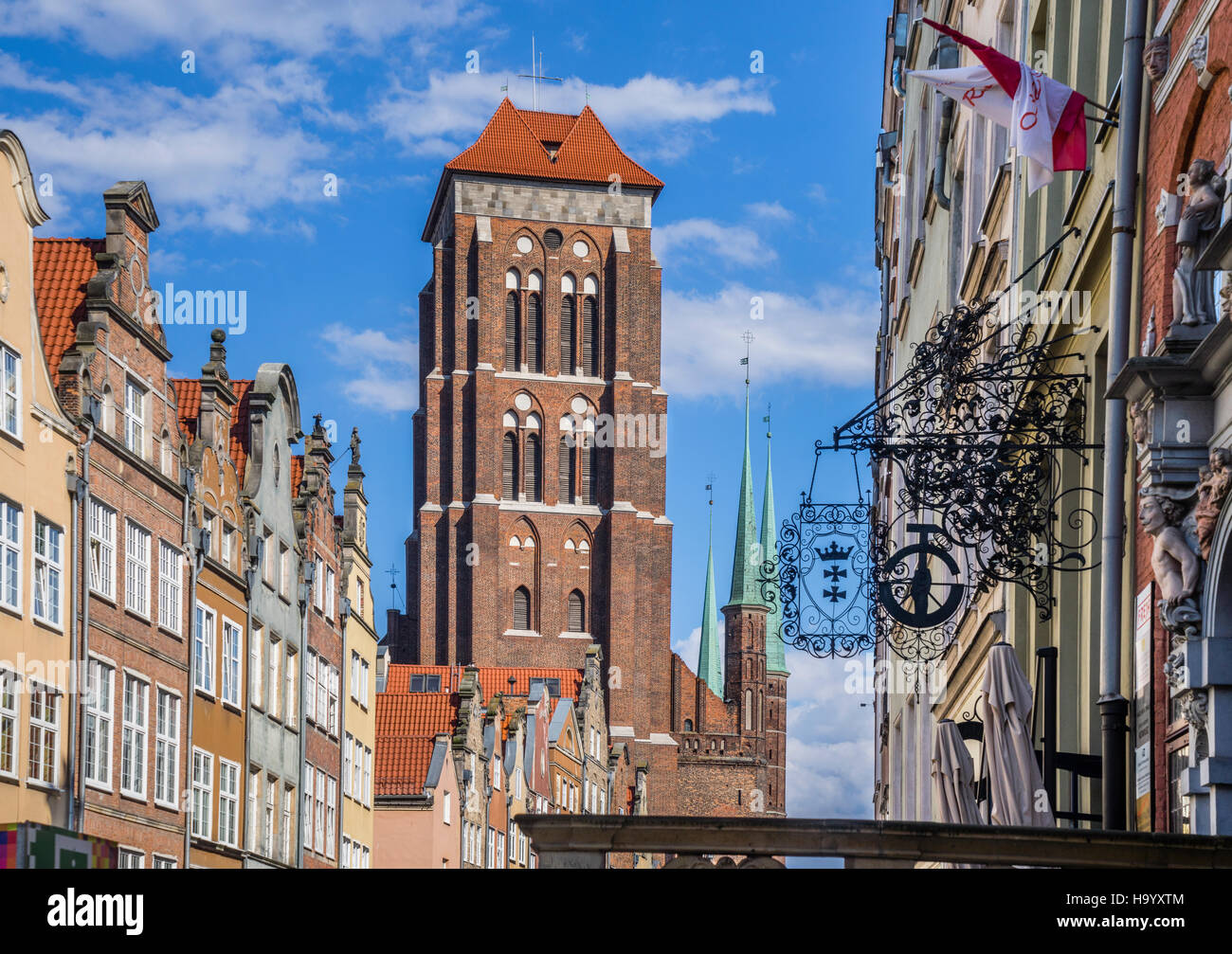 Polen, Pommern, Gdansk (Danzig), Blick auf die massive Turm der Marienkirche von Ulica Pivna (Jopengasse/Bierstraße) Stockfoto
