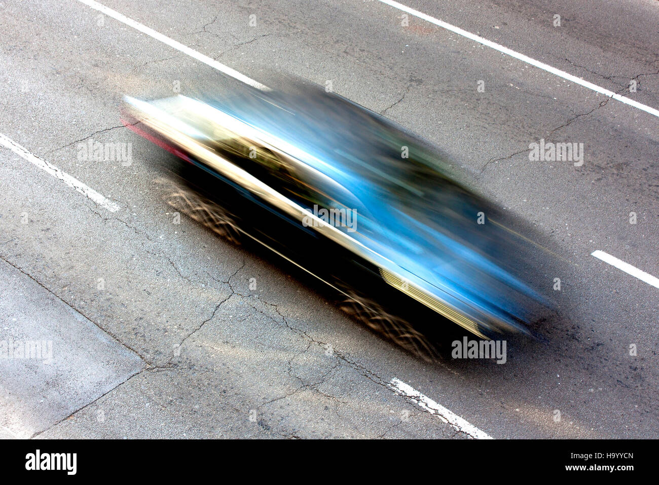 Blaues Auto beschleunigt auf der Straße in Bewegung verwischen Stockfoto
