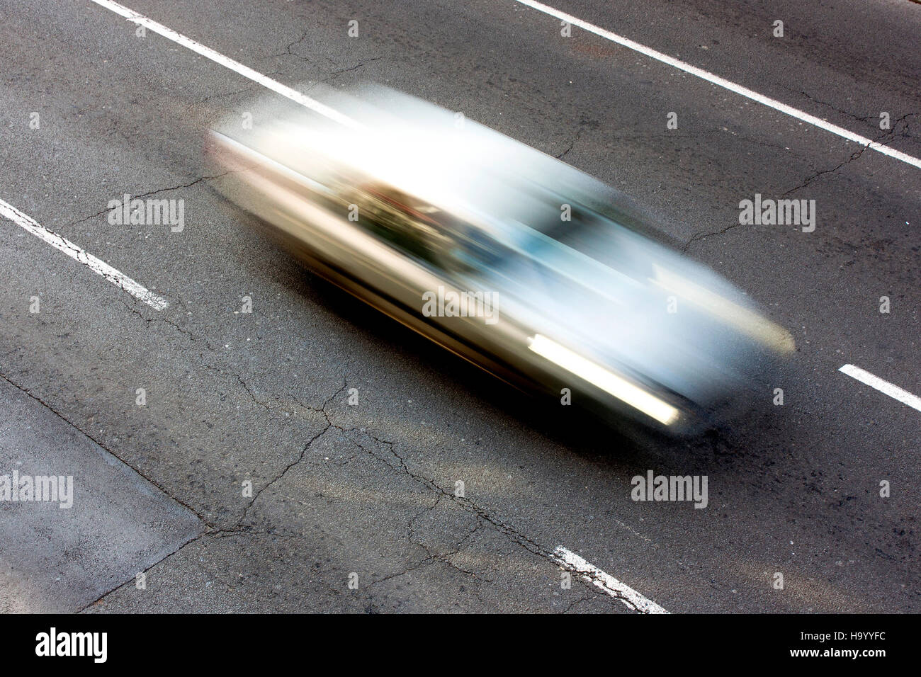 Weißes Auto Beschleunigung auf der Straße in Bewegung verwischen Stockfoto