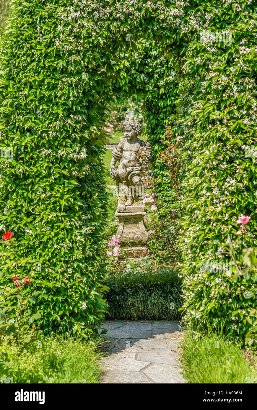 Alte Skulptur im Park der Villa Pallavicino in Stresa am Lago Maggiore, Piemont, Italien Stockfoto