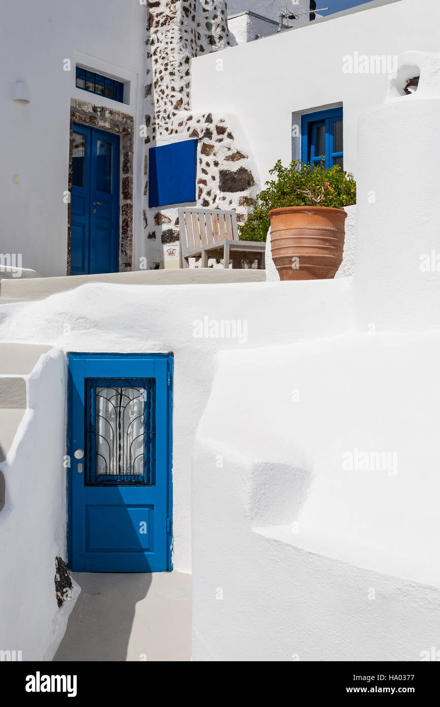 Kleine Tür zu einem kleinen Hotelzimmer neben eine Treppe, die in andere Räume in Imerovigli, Santorin, Griechenland Stockfoto