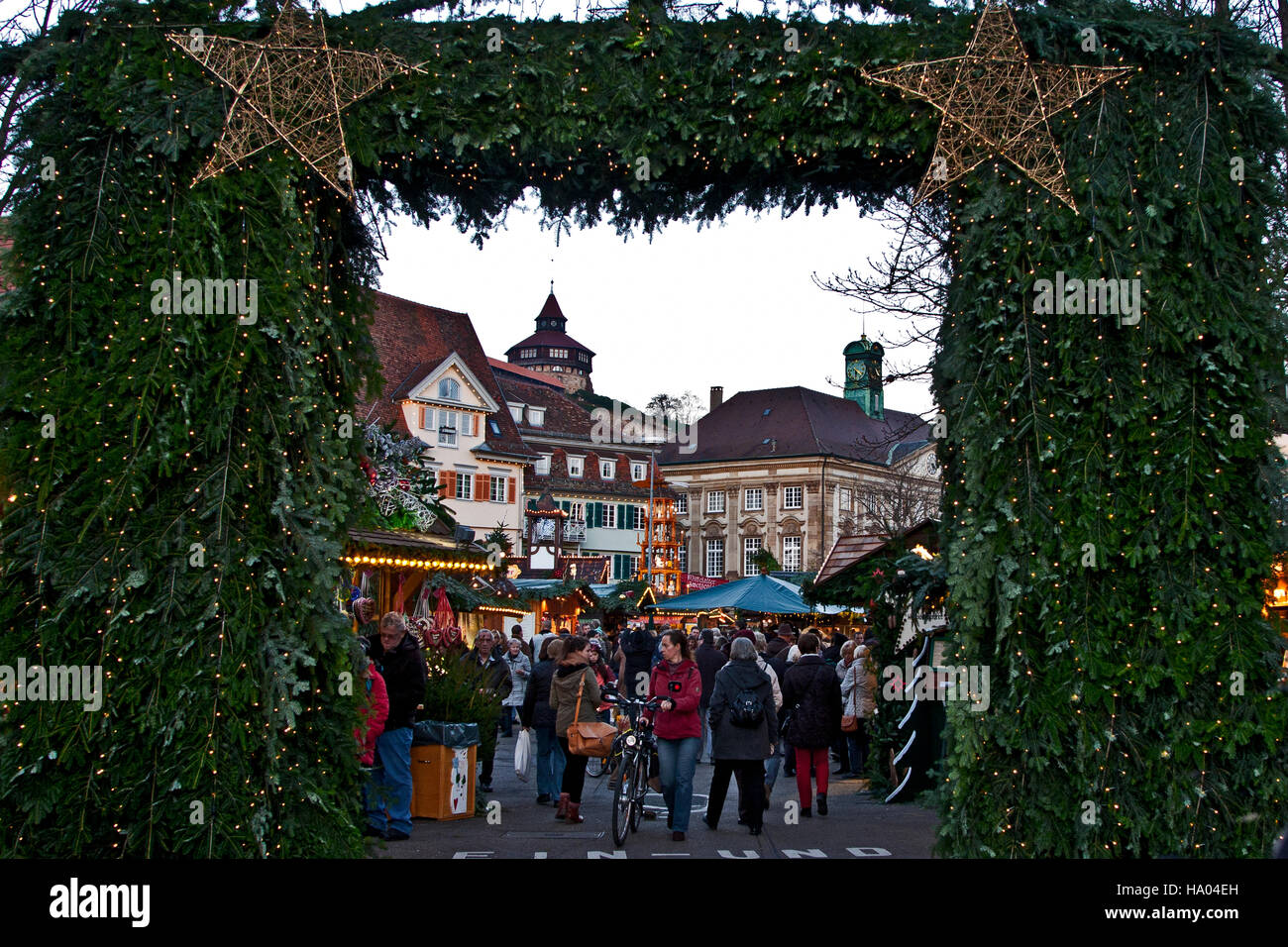 Weihnachtsmarkt, Deutschland, Stände der Geschenke in einem mittelalterlichen Themen Urlaubsmarkt in Esslingen, Deutschland. Stockfoto