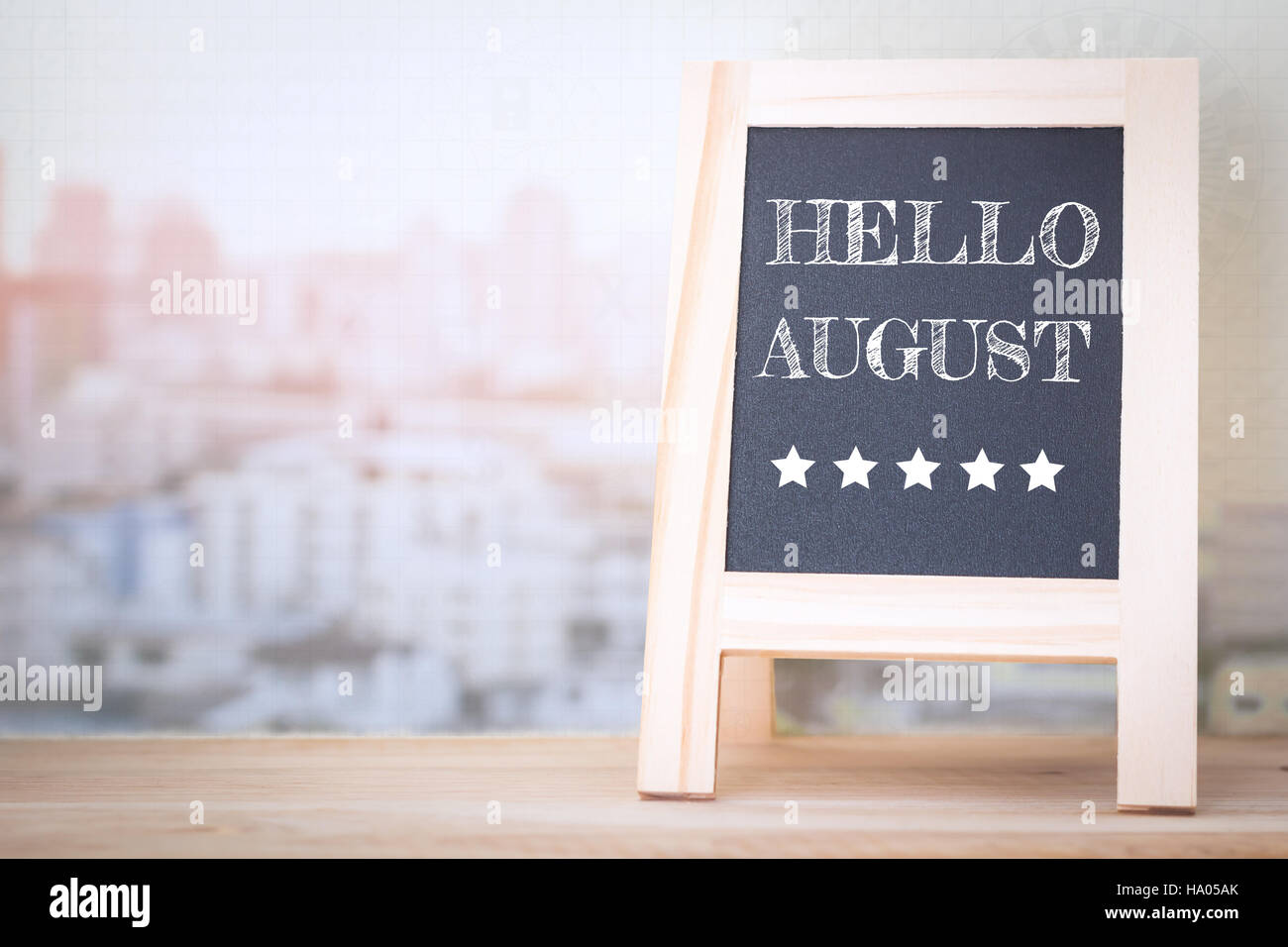 Konzept-Hallo AUGUST-Meldung auf Holzplatten Stockfoto