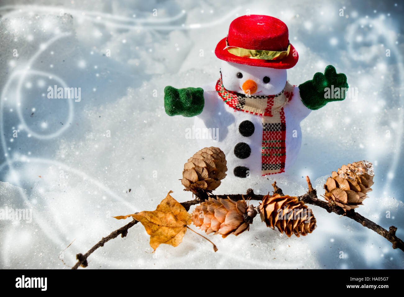 Schneemann im Schneehaufen mit Tannenzapfen stehen. Morgensonne wärmt im Winter. Stockfoto